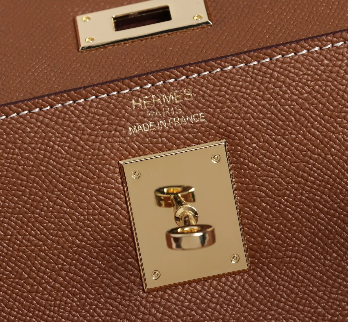 广州货,原版货 💤爱马仕Hermes@🐮🐮22cm:260💰25cm:260💰💰28cm:280💰💰\n💤凯莉包kellyHermes经典代表作之一 牛皮女士手拎斜挎两用包 🔥🔥 手掌纹定型袋,原版掌纹软感更好,不比市场同价掌纹硬邦邦无手感,炎炎夏日,掌纹让你更显轻凉💖美美哒 实物拍摄 😍完美细节😱钢制五金 \n 大号 28 : 22 : 10\n 中号 25: 17: 7\n 小号 22:12:61