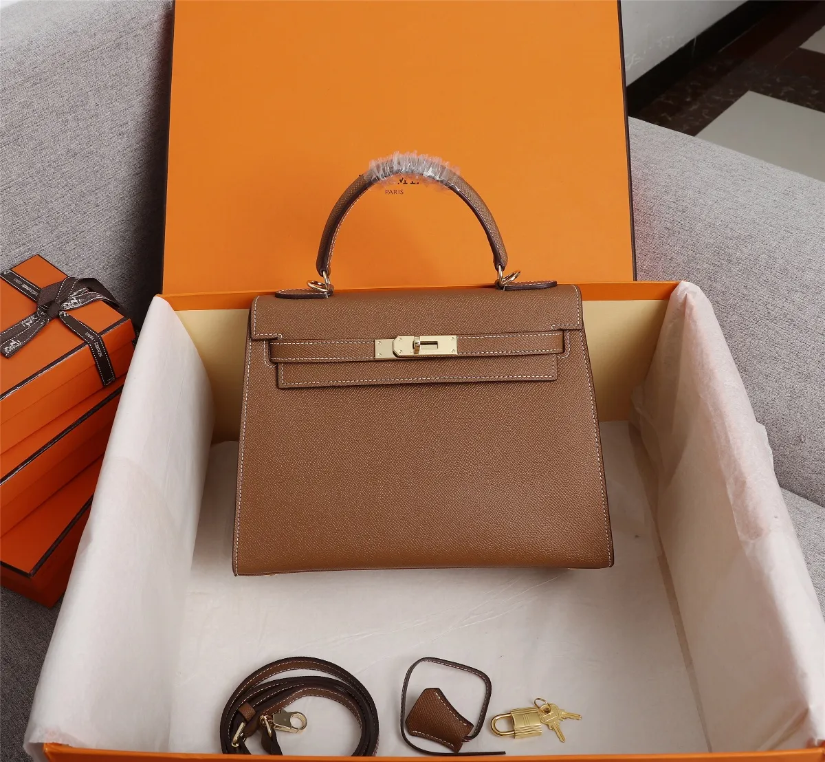 广州货,原版货 💤爱马仕Hermes@🐮🐮22cm:260💰25cm:260💰💰28cm:280💰💰\n💤凯莉包kellyHermes经典代表作之一 牛皮女士手拎斜挎两用包 🔥🔥 手掌纹定型袋,原版掌纹软感更好,不比市场同价掌纹硬邦邦无手感,炎炎夏日,掌纹让你更显轻凉💖美美哒 实物拍摄 😍完美细节😱钢制五金 \n 大号 28 : 22 : 10\n 中号 25: 17: 7\n 小号 22:12:61