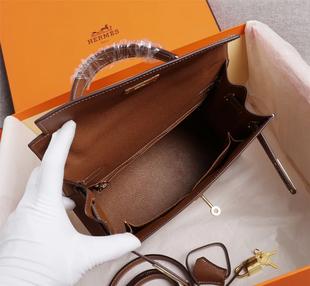 广州货,原版货 💤爱马仕Hermes@🐮🐮22cm:260💰25cm:260💰💰28cm:280💰💰\n💤凯莉包kellyHermes经典代表作之一 牛皮女士手拎斜挎两用包 🔥🔥 手掌纹定型袋,原版掌纹软感更好,不比市场同价掌纹硬邦邦无手感,炎炎夏日,掌纹让你更显轻凉💖美美哒 实物拍摄 😍完美细节😱钢制五金 \n 大号 28 : 22 : 10\n 中号 25: 17: 7\n 小号 22:12:61