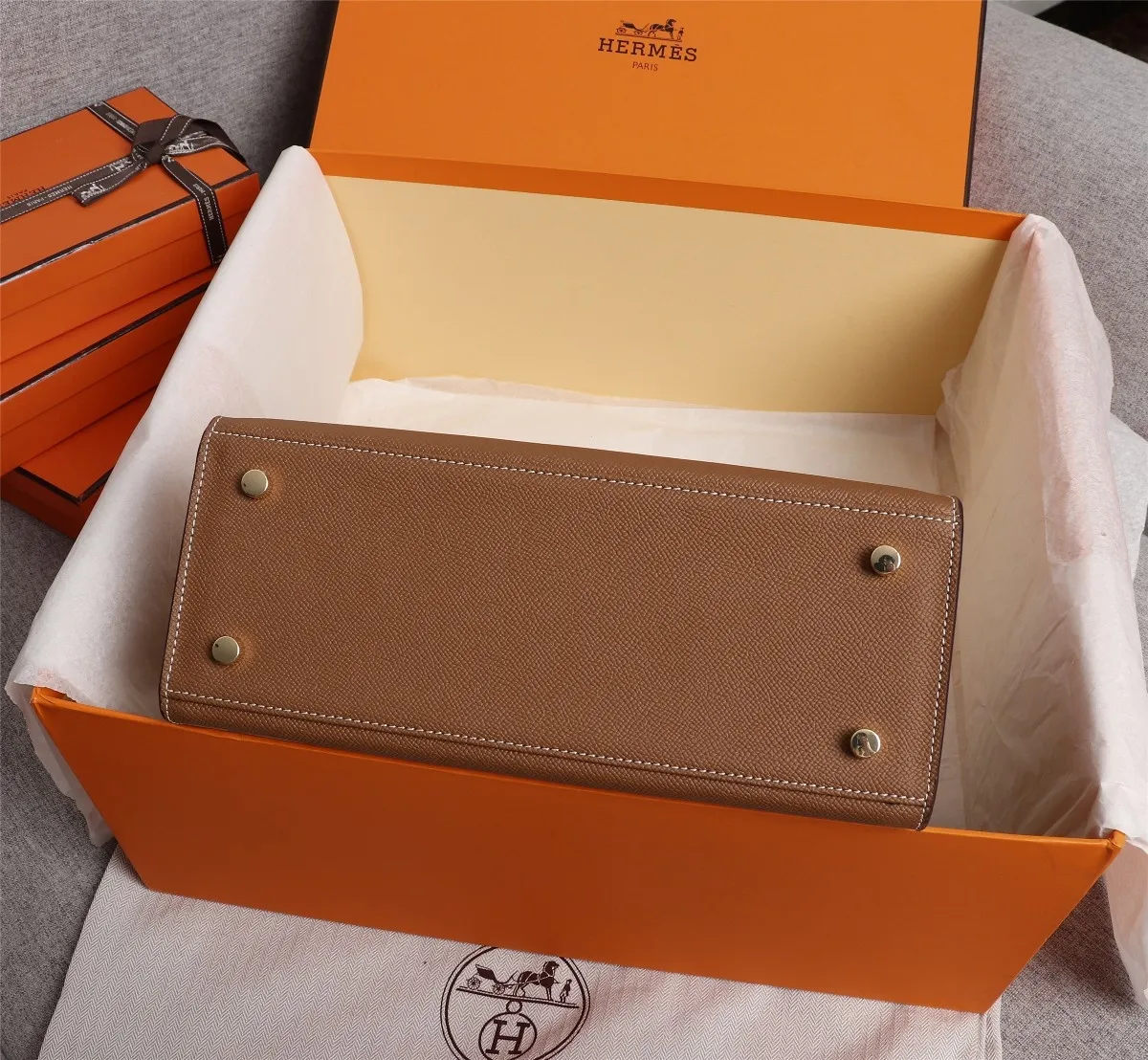 广州货，原版货 💤爱马仕Hermes@🐮🐮22cm：260💰25cm：260💰💰28cm：280💰💰\n💤凯莉包kellyHermes经典代表作之一 牛皮女士手拎斜挎两用包 🔥🔥 手掌纹定型袋，原版掌纹软感更好，不比市场同价掌纹硬邦邦无手感，炎炎夏日，掌纹让你更显轻凉💖美美哒 实物拍摄 😍完美细节😱钢制五金 \n 大号 28 : 22 : 10\n 中号 25: 17: 7\n 小号 22：12：61