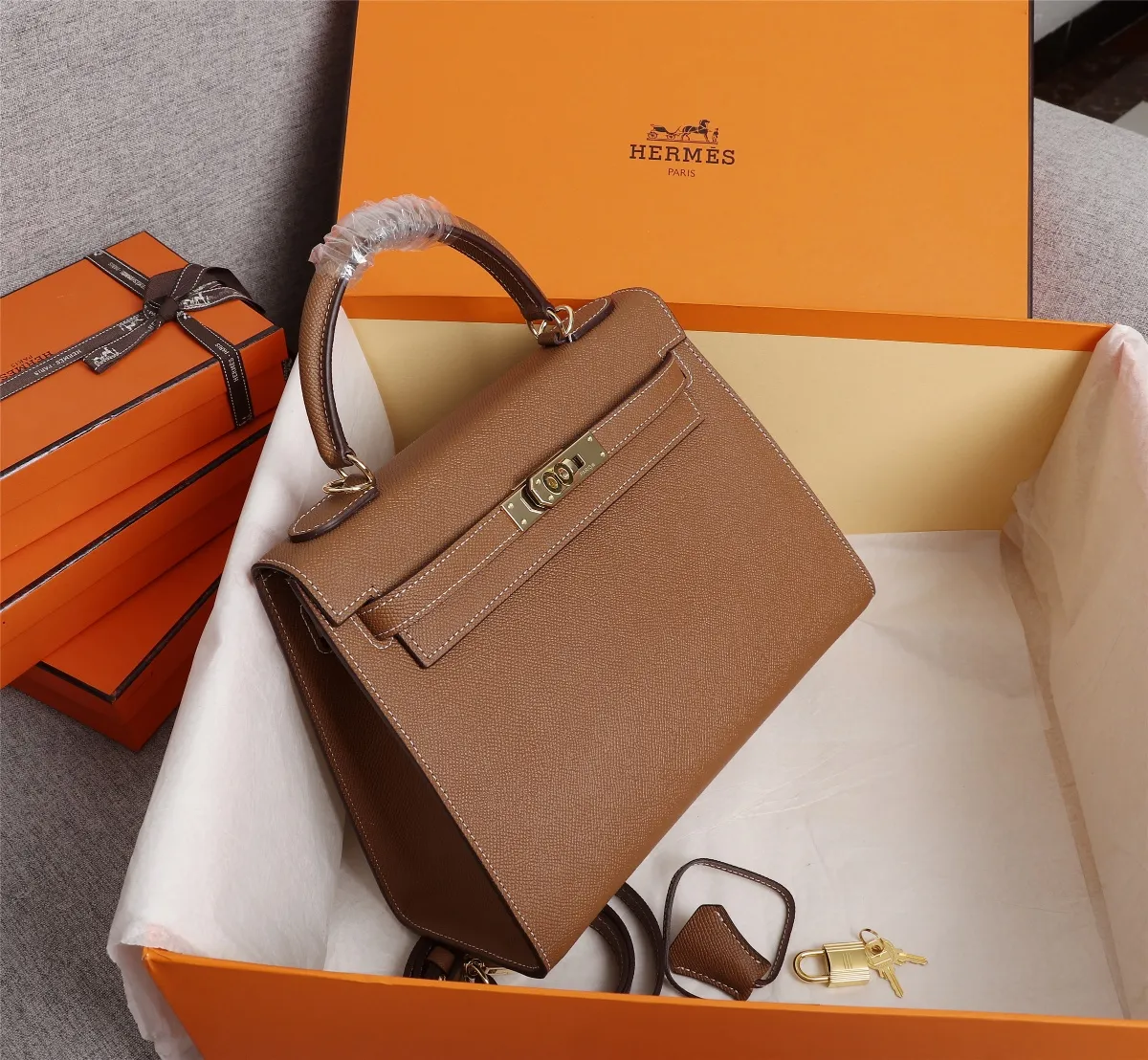 广州货,原版货 💤爱马仕Hermes@🐮🐮22cm:260💰25cm:260💰💰28cm:280💰💰\n💤凯莉包kellyHermes经典代表作之一 牛皮女士手拎斜挎两用包 🔥🔥 手掌纹定型袋,原版掌纹软感更好,不比市场同价掌纹硬邦邦无手感,炎炎夏日,掌纹让你更显轻凉💖美美哒 实物拍摄 😍完美细节😱钢制五金 \n 大号 28 : 22 : 10\n 中号 25: 17: 7\n 小号 22:12:61
