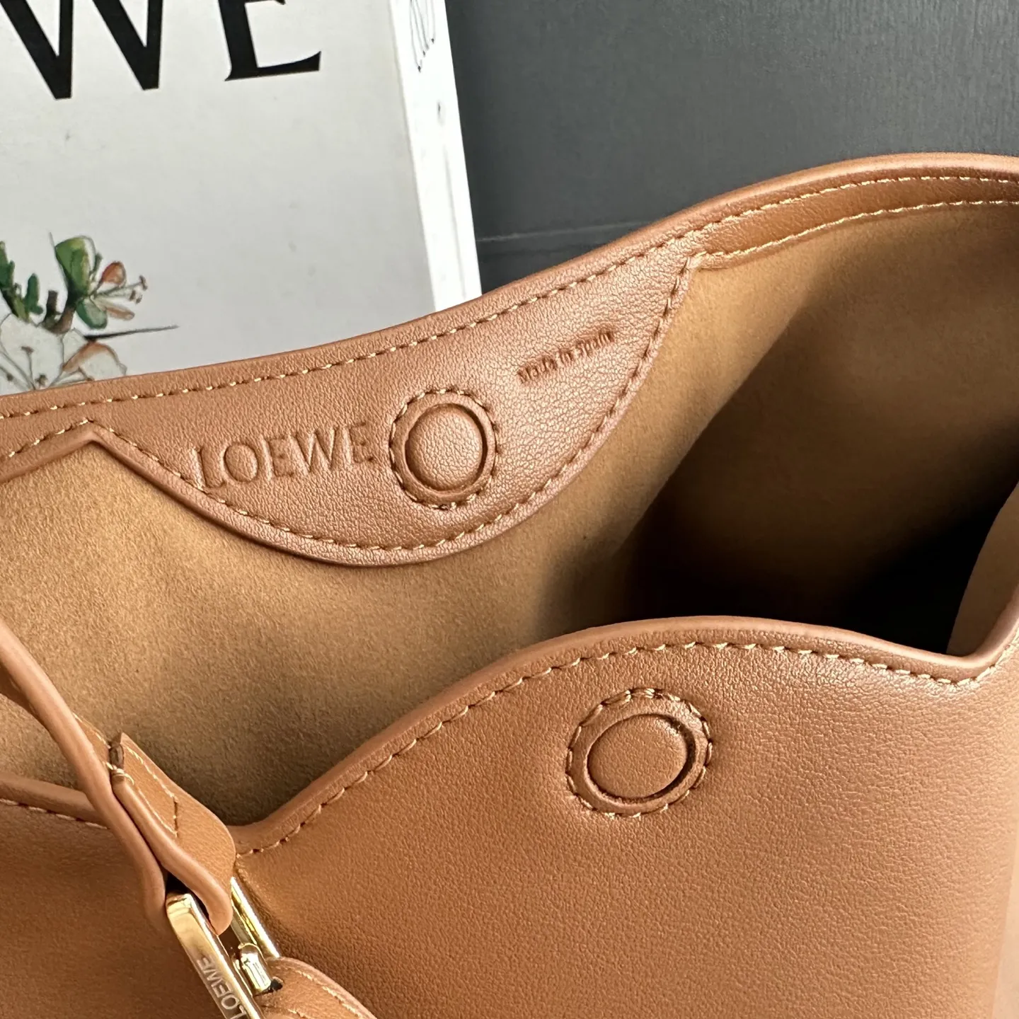 💰260 LOEWE Scarf 手袋兔子耳朵包 平纹牛皮 肩带可调节 软乎乎的牛皮灵动兔耳结,温柔又俏皮,完全长在审美点上 快来盘它把 大号:34*8.5*21cm 小号:24.5*6*14.5cm 款号217
