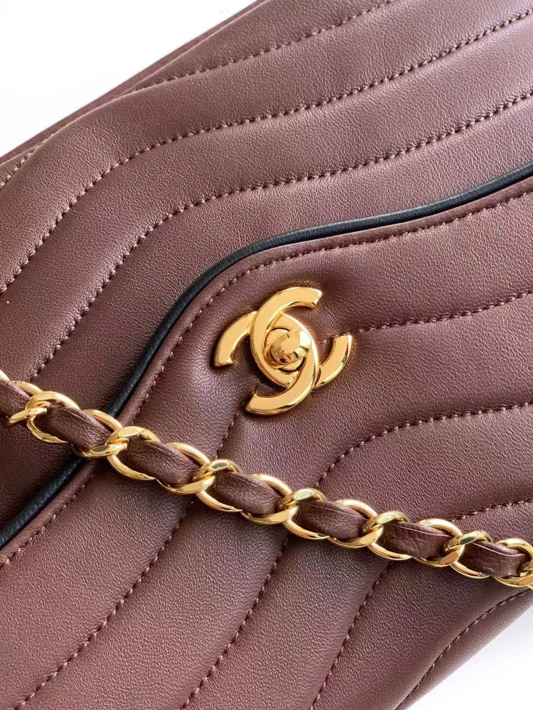 🇨🇳🇮🇹🇫🇷CHANEL AS6497氛围感波浪纹链条包,复古金扣经典耐看,柔韧好皮质,皮穿链设计,多种背法随心切换,日常出行百搭出彩 16x25.5x7cm:16x25.5x7cm