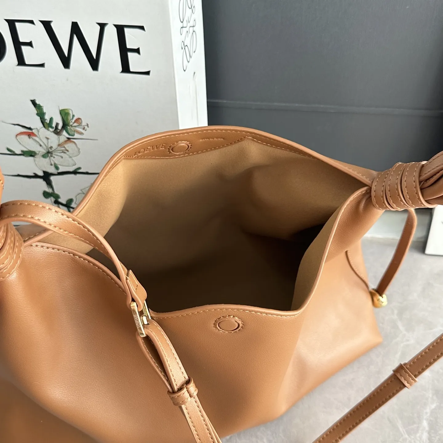 💰260 LOEWE Scarf 手袋兔子耳朵包 平纹牛皮 肩带可调节 软乎乎的牛皮灵动兔耳结,温柔又俏皮,完全长在审美点上 快来盘它把 大号:34*8.5*21cm 小号:24.5*6*14.5cm 款号217