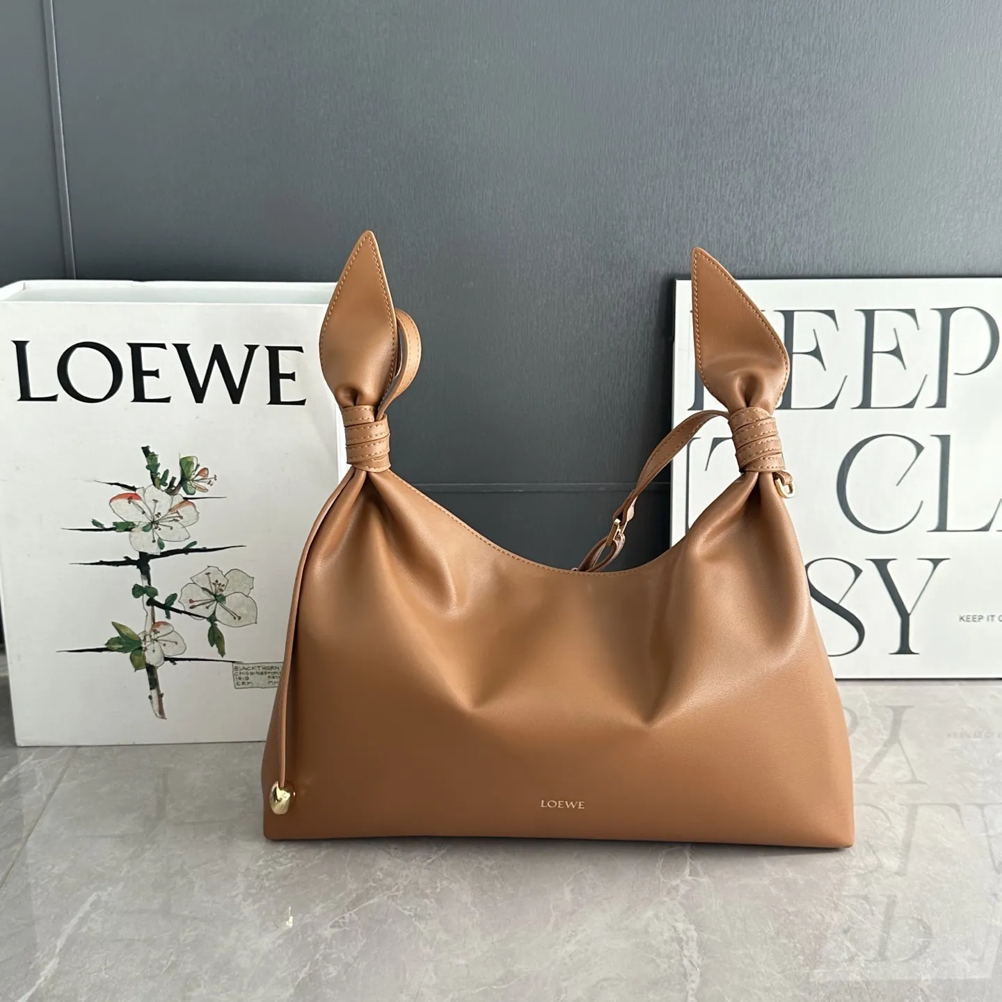 💰260 LOEWE Scarf 手袋兔子耳朵包 平纹牛皮 肩带可调节 软乎乎的牛皮灵动兔耳结,温柔又俏皮,完全长在审美点上 快来盘它把 大号:34*8.5*21cm 小号:24.5*6*14.5cm 款号217