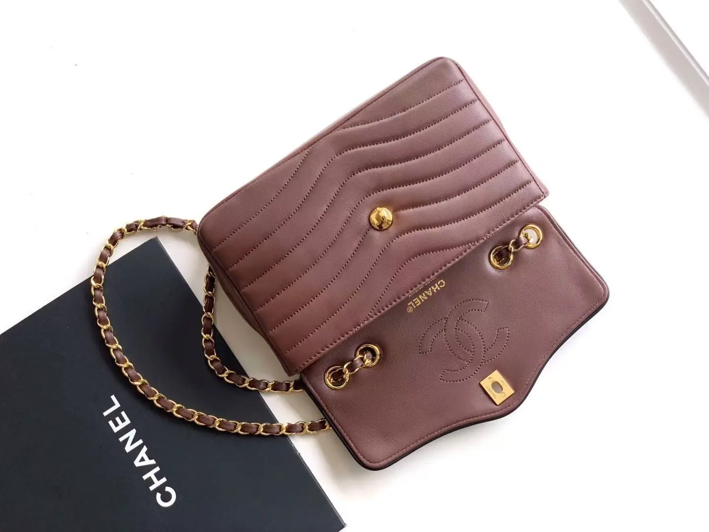 🇨🇳🇮🇹🇫🇷CHANEL AS6497氛围感波浪纹链条包,复古金扣经典耐看,柔韧好皮质,皮穿链设计,多种背法随心切换,日常出行百搭出彩 16x25.5x7cm:16x25.5x7cm