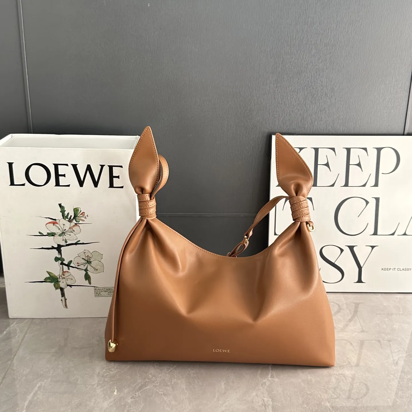 💰260 LOEWE Scarf 手袋兔子耳朵包 平纹牛皮 肩带可调节 软乎乎的牛皮灵动兔耳结,温柔又俏皮,完全长在审美点上 快来盘它把 大号:34*8.5*21cm 小号:24.5*6*14.5cm 款号217