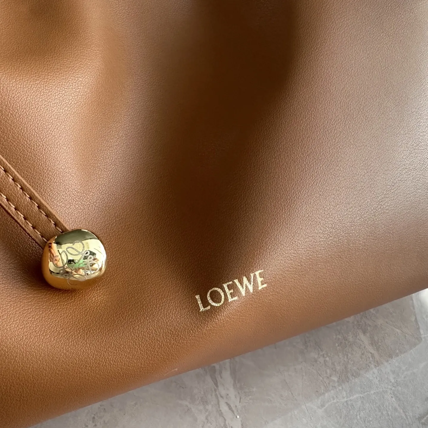 💰260 LOEWE Scarf 手袋兔子耳朵包 平纹牛皮 肩带可调节 软乎乎的牛皮灵动兔耳结,温柔又俏皮,完全长在审美点上 快来盘它把 大号:34*8.5*21cm 小号:24.5*6*14.5cm 款号217
