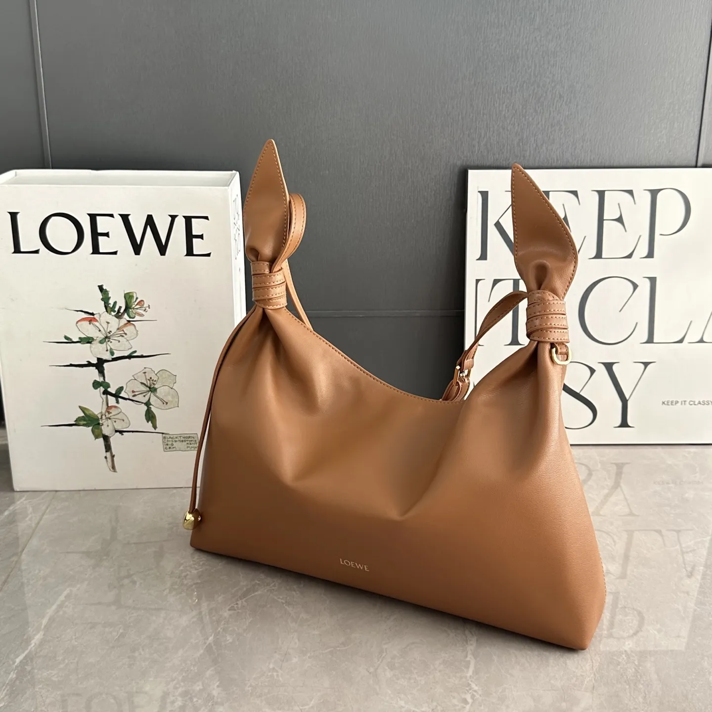 💰260 LOEWE Scarf 手袋兔子耳朵包 平纹牛皮 肩带可调节 软乎乎的牛皮灵动兔耳结,温柔又俏皮,完全长在审美点上 快来盘它把 大号:34*8.5*21cm 小号:24.5*6*14.5cm 款号217