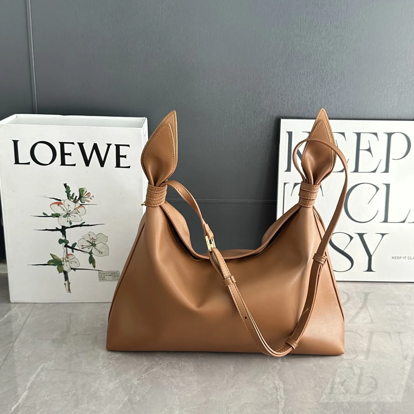 💰260 LOEWE Scarf 手袋兔子耳朵包 平纹牛皮 肩带可调节 软乎乎的牛皮灵动兔耳结,温柔又俏皮,完全长在审美点上 快来盘它把 大号:34*8.5*21cm 小号:24.5*6*14.5cm 款号217
