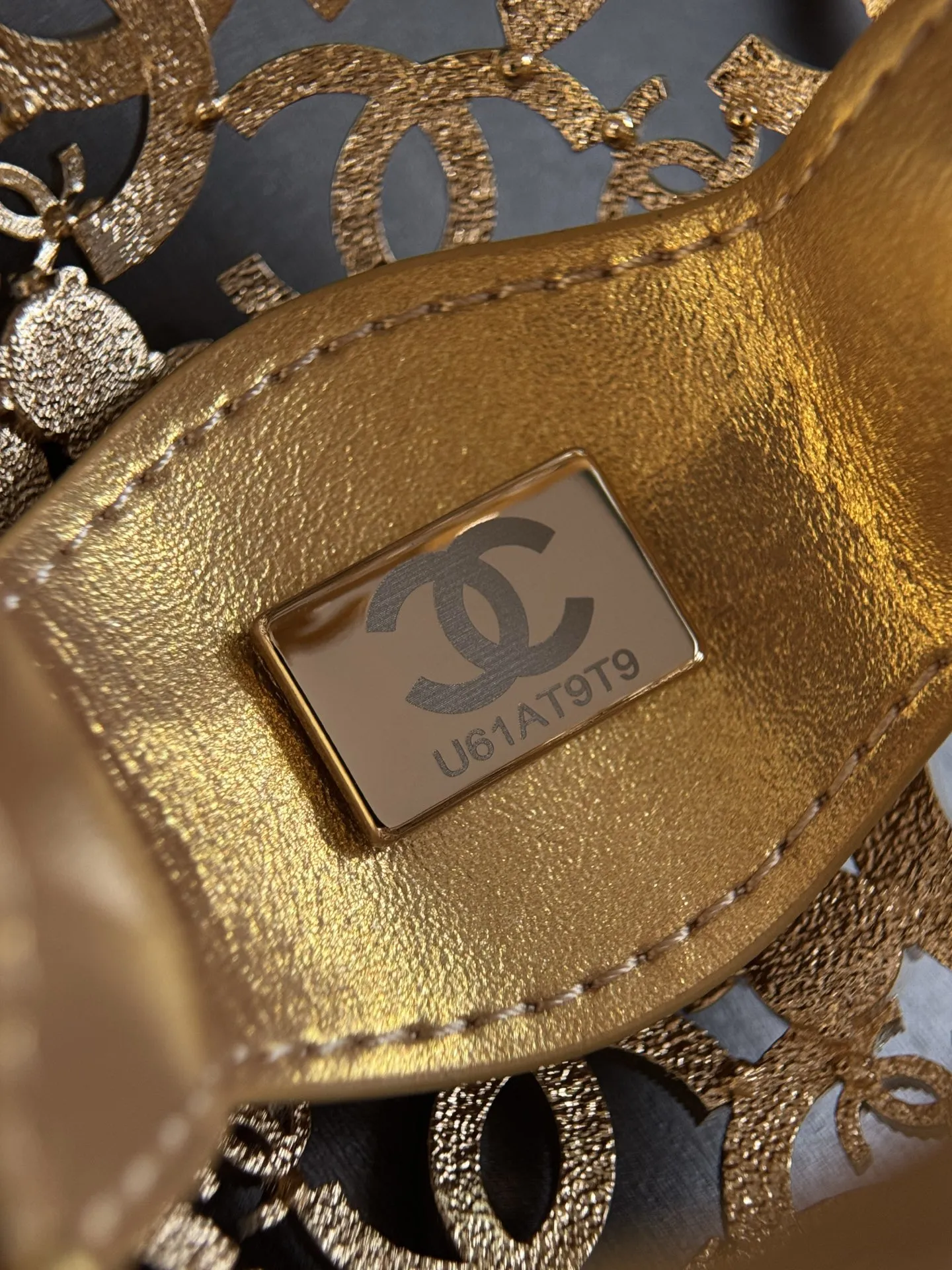 Chanel 25A 手工坊系列金色镂空球形晚宴包。 整只包是一颗金属球体, 巴洛克 风格的镂空花纹 + 漫天水钻镶嵌,中间嵌着双C Logo,链条肩带也是金色粗链设计,整体非常华丽复古。属于 Chanel 手工坊的收藏家级作品。 这种球形镂空金属工艺灵感来自传统香囊/挂坠的设计,搭配满钻之后更像一件可佩戴的艺术品。基本上是为了晚宴、红毯、派对这类重要场合而生,日常实用性几乎为零,但辨识度拉满。