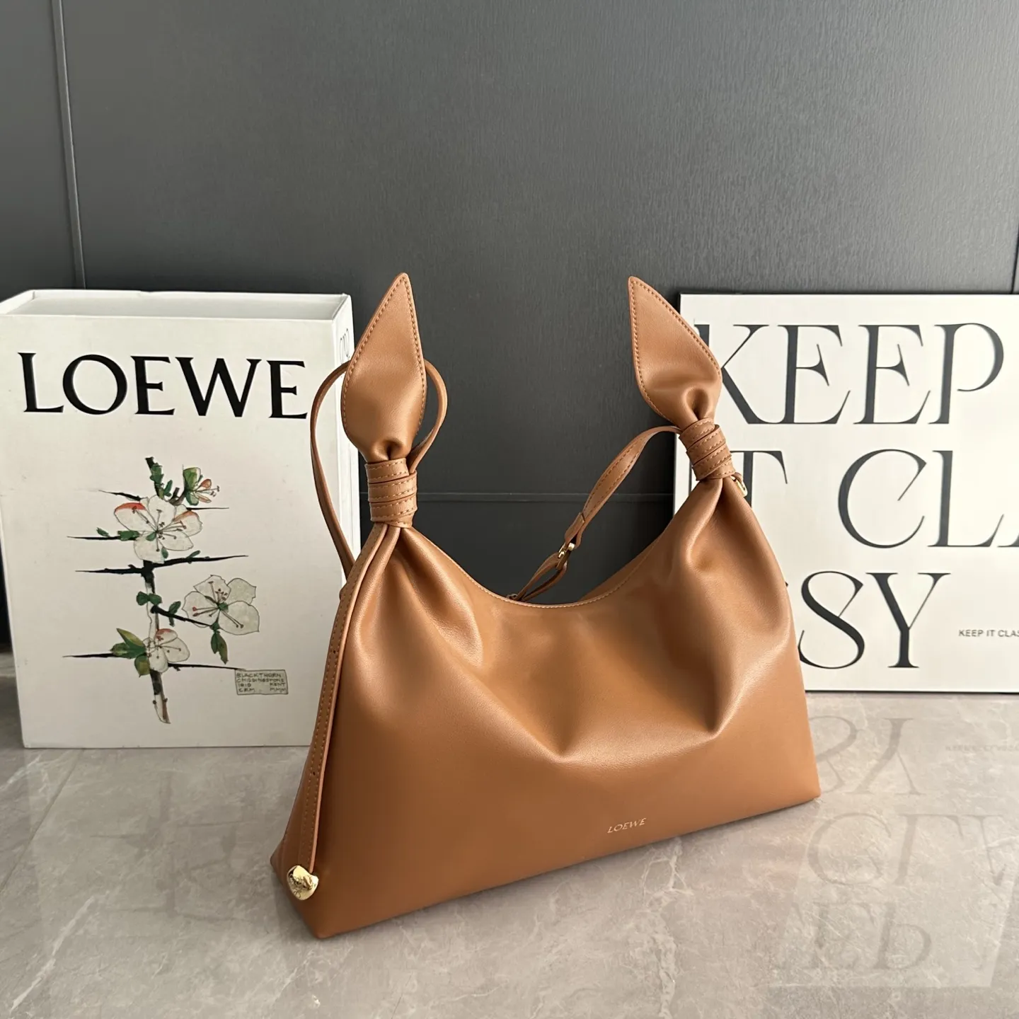 💰260 LOEWE Scarf 手袋兔子耳朵包 平纹牛皮 肩带可调节 软乎乎的牛皮灵动兔耳结,温柔又俏皮,完全长在审美点上 快来盘它把 大号:34*8.5*21cm 小号:24.5*6*14.5cm 款号217