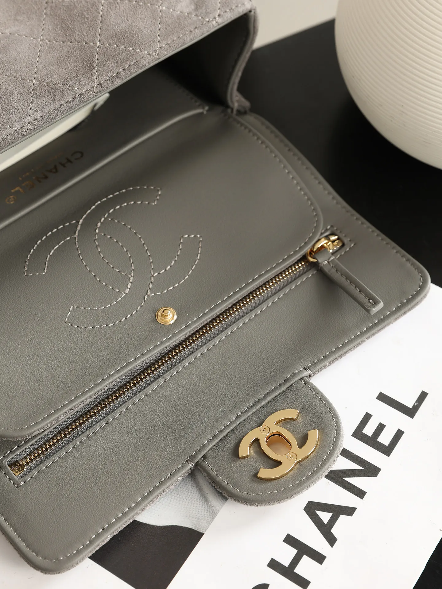 𝗖𝗛𝗔𝗡𝗘* 𝟮𝟲B新款 𝖬𝖺𝗑𝗂口盖包mini 酒红♥ 专柜售价𝟩𝟤𝟣𝟢𝟢𝗋𝗆𝖻购入开发| 𝖢𝖧𝖠𝖭𝖤*最火𝖬𝖺𝗑𝗂口盖