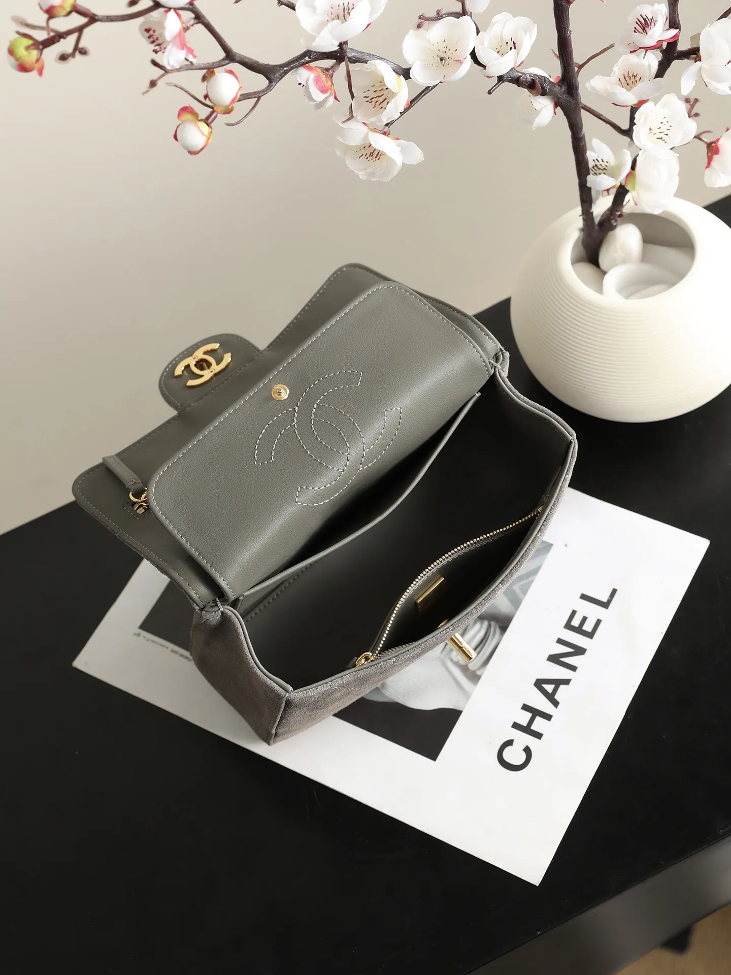 𝗖𝗛𝗔𝗡𝗘* 𝟮𝟲B新款 𝖬𝖺𝗑𝗂口盖包mini 酒红♥ 专柜售价𝟩𝟤𝟣𝟢𝟢𝗋𝗆𝖻购入开发| 𝖢𝖧𝖠𝖭𝖤*最火𝖬𝖺𝗑𝗂口盖