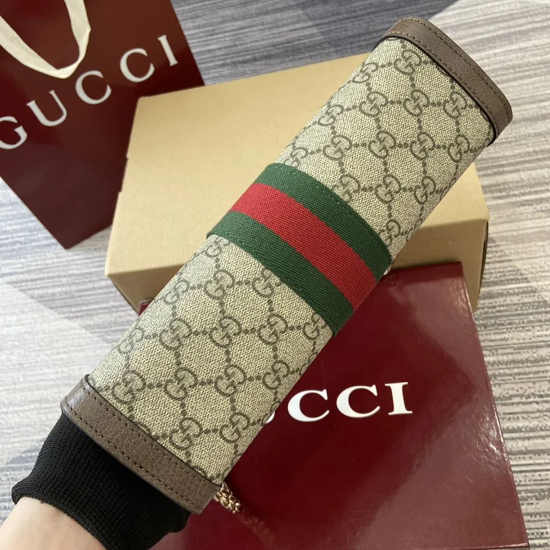 p530。【配全套专柜包装】‼️Ophidia系列亮眼呈献新颖廓形与功能,以标志性米色和棕色配色匠心演绎,缔就质地柔软的创新包袋单品。 米色和深棕色GG帆布 棕色皮革滚边 浅金色调配件 绿色棉质衬里 Double G 织带 内部:两个隔层和一个开口袋 链式肩带(43厘米高) 隐形磁扣开合 型号:837428。 尺寸:26厘米(宽)x 17.5厘米(高)x 8厘米(深) 重量:约0.6千克 颜色:啡棕/pvc。 意大利创作