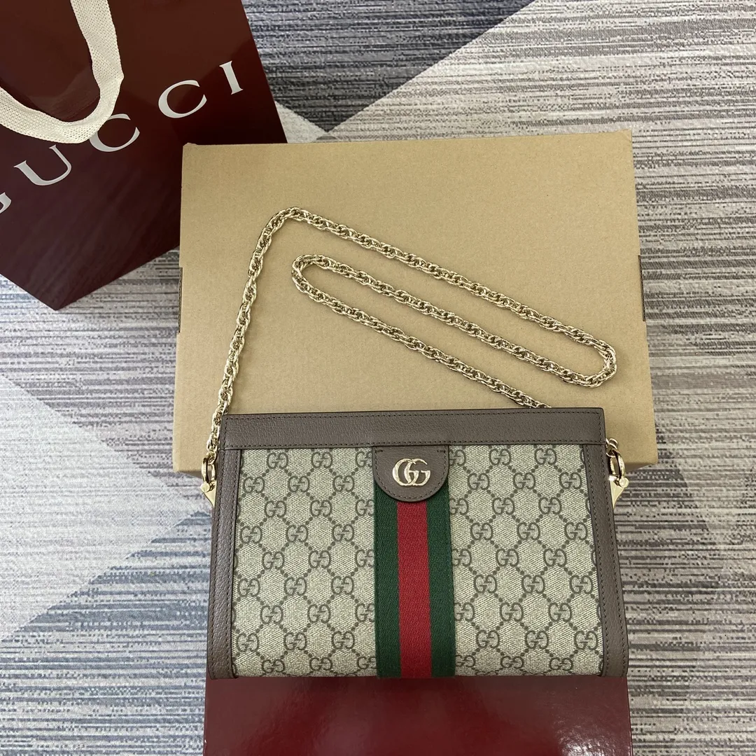 p530。【配全套专柜包装】‼️Ophidia系列亮眼呈献新颖廓形与功能，以标志性米色和棕色配色匠心演绎，缔就质地柔软的创新包袋单品。 米色和深棕色GG帆布 棕色皮革滚边 浅金色调配件 绿色棉质衬里 Double G 织带 内部：两个隔层和一个开口袋 链式肩带（43厘米高） 隐形磁扣开合 型号：837428。 尺寸：26厘米（宽）x 17.5厘米（高）x 8厘米（深） 重量：约0.6千克 颜色：啡棕/pvc。 意大利创作