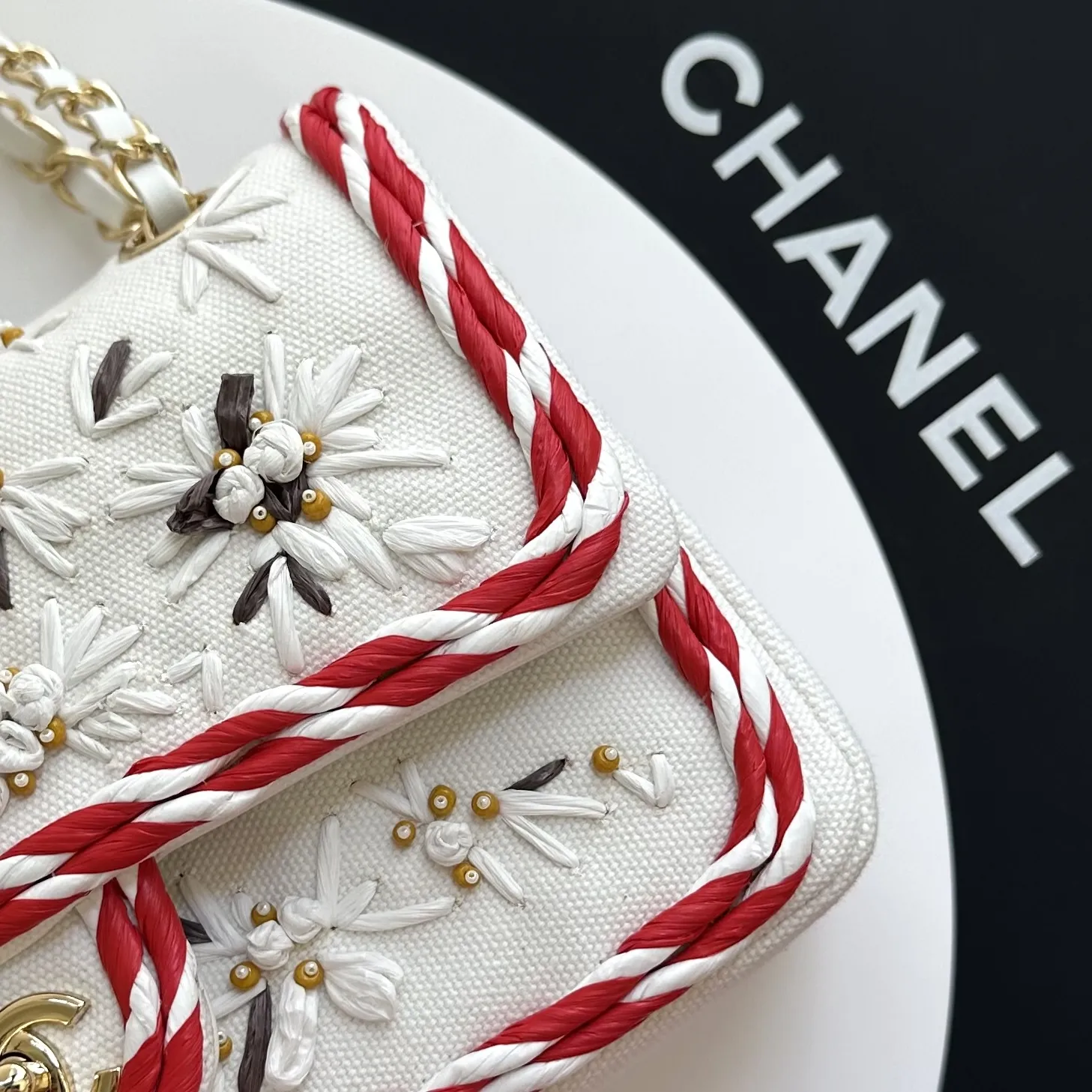 OHANEL🚩🚩🚩 26K 𝐜𝐟𝟐.𝟓𝟓 隐藏款 🖤这款刺绣手袋丝绒材质超有质感 🤩🤩🤩刺绣复古又优雅✨ 金属链条⛓️+双C标志 品牌辨识度满分 尺寸刚刚好 日常或正式场合都能轻松驾驭，🉑️手提🉑️肩背都OK，🎺实用又时髦，百搭配的点睛之选～刺绣白色手提包​​🤍这款手工刺绣白色手提包，采用柔软皮革，搭配红白编织边，清新又复古。包面有雏菊和金色点缀，细节超精致✨。金属锁扣设计，安全又美观，手提带同材质，整体感满分！尺寸适中，日常出行或搭配复古风都很合适，实用又有艺术气息，手工艺爱好者必入！🌸尺寸𝟏𝟓.𝟓*𝟐𝟓.𝟓*𝟔.𝟓𝐜𝐦