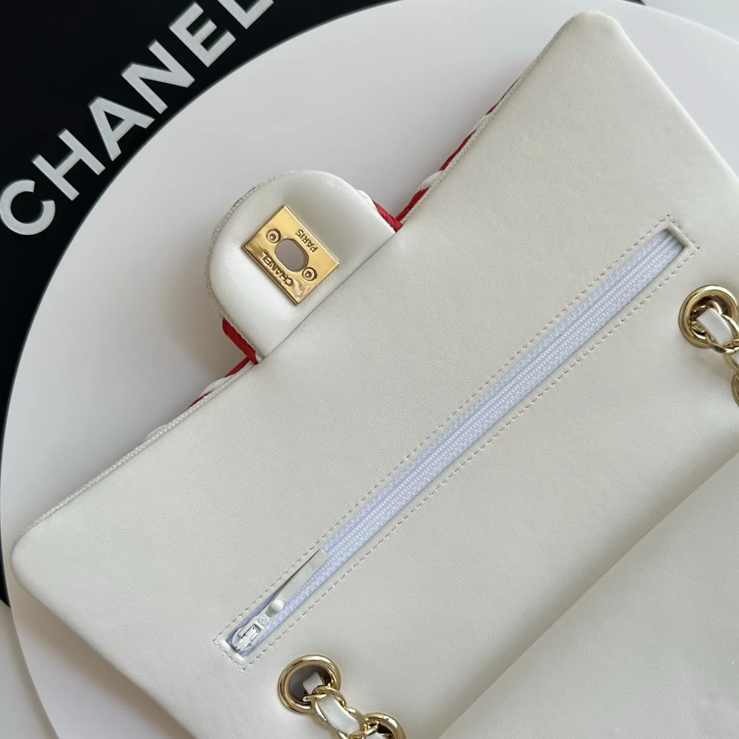 OHANEL🚩🚩🚩 26K 𝐜𝐟𝟐.𝟓𝟓 隐藏款 🖤这款刺绣手袋丝绒材质超有质感 🤩🤩🤩刺绣复古又优雅✨ 金属链条⛓️+双C标志 品牌辨识度满分 尺寸刚刚好 日常或正式场合都能轻松驾驭，🉑️手提🉑️肩背都OK，🎺实用又时髦，百搭配的点睛之选～刺绣白色手提包​​🤍这款手工刺绣白色手提包，采用柔软皮革，搭配红白编织边，清新又复古。包面有雏菊和金色点缀，细节超精致✨。金属锁扣设计，安全又美观，手提带同材质，整体感满分！尺寸适中，日常出行或搭配复古风都很合适，实用又有艺术气息，手工艺爱好者必入！🌸尺寸𝟏𝟓.𝟓*𝟐𝟓.𝟓*𝟔.𝟓𝐜𝐦
