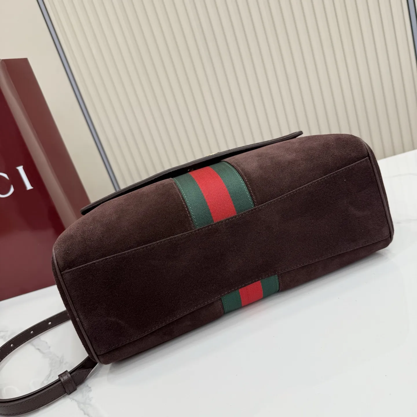 p710。【配全套包装】‼️Gucci Primavera系列通过融合创新与务实的愿景,确立了廓形、质地与材质的新语汇。这款Paparazzo系列手袋以时尚、挺括的廓形为特征,配有品牌标识性的条纹织带。翻盖隐藏磁扣闭合,安全固定内部物品,单根顶部提手和可拆卸皮革肩带设计,提供多样化的佩戴方式。 深棕色软皮 金色调配件 深棕色帆布衬里,饰钻石菱格纹图案 马衔扣 饰按扣开合 内部:1个拉链口袋,1个开口口袋 手柄垂直高度:17厘米 可拆卸和可调节皮革肩带长度:42 - 54厘米;长度:93 - 112厘米 磁扣开合 型号:875018。 尺寸:30厘米(宽)x 21厘米(高)x 12厘米(深) 重量:约685克 颜色:深棕色/磨砂。 意大利创作