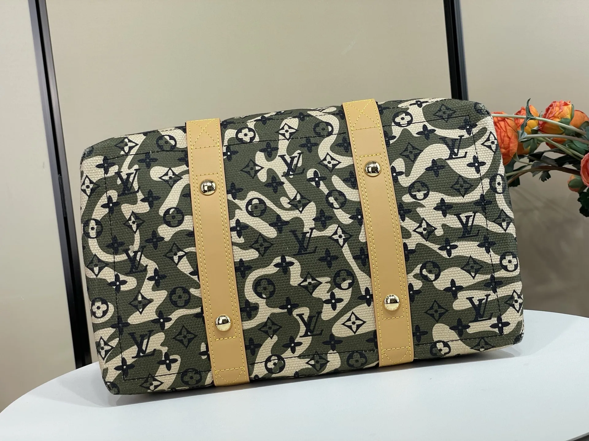 批700 顶级原单复刻独家实拍📷【LV ×Takashi Tote 手袋 】m95783 迷彩/村上隆 村上隆手提单肩包购物袋 LV ×Takashi Tote 手袋 陈冠希同款 Monogram 帆布系列为路易!威登与村上隆最新的瞩目新作,用迷彩图案重新设计了Monogram帆布,内部空间宽敞设计,使你享受自然和时尚感。 尺寸:50 × 33 × 16 cm