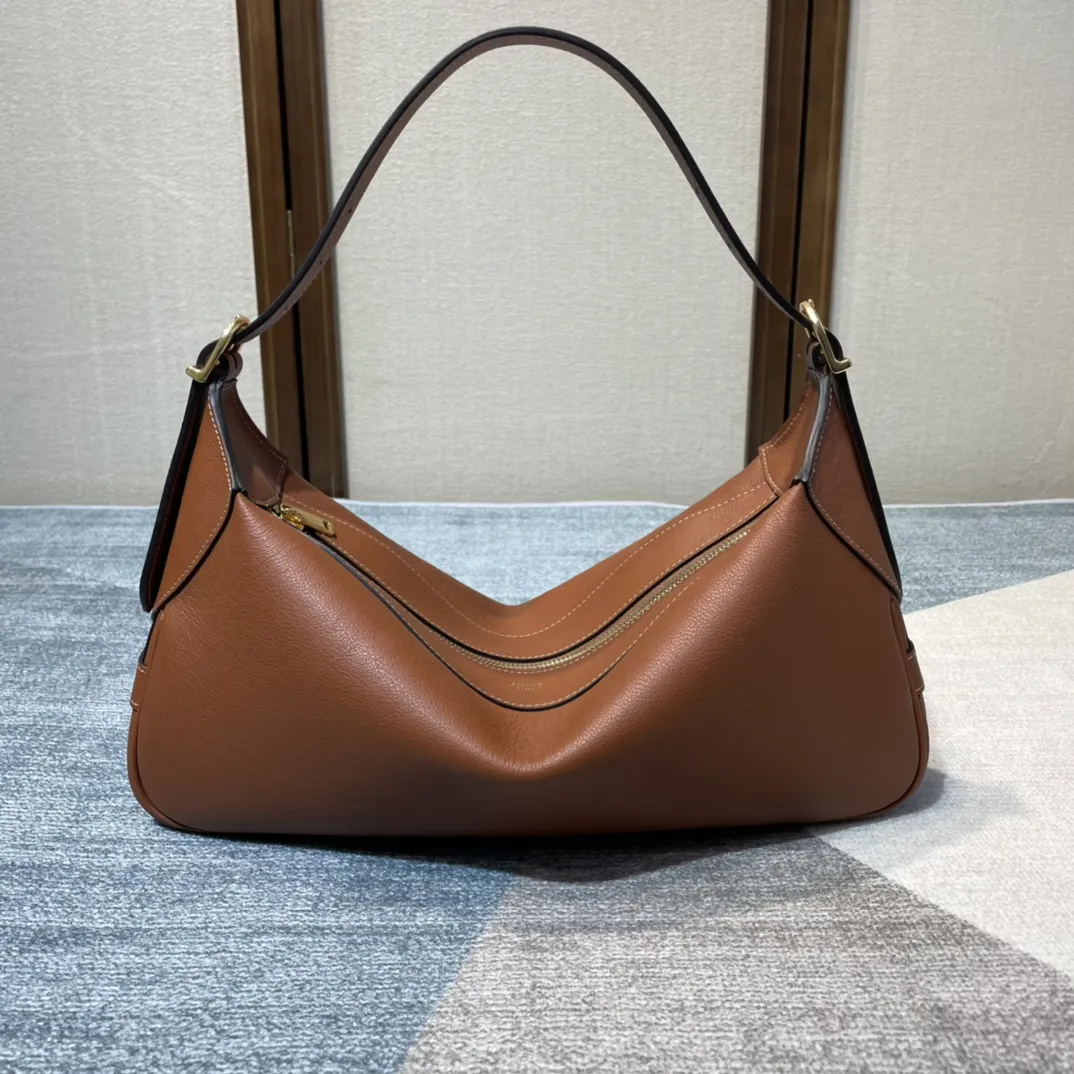 💰700 CELINE ROMYRomy实物堪称完美! 手感软糯包身柔软,内里做猄皮衬里看着就很舒服、脱离老花Logo干干净净的纯色牛皮,这几个颜色搭配金扣完全就是随性搭配的典范,也非常适合秋冬大衣搭配哦~手提、单肩、腋下3⃣️种背法 款号:197443 黄褐棕(配原版包装) 尺寸:34 X 16 X 5