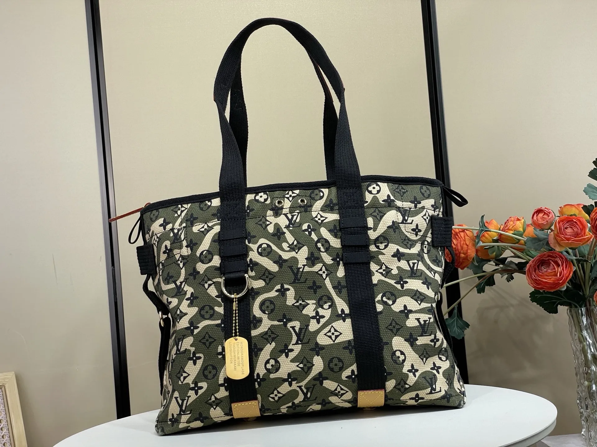 批700 顶级原单复刻独家实拍📷【LV &times;Takashi Tote 手袋 】m95783 迷彩/村上隆 村上隆手提单肩包购物袋 LV &times;Takashi Tote 手袋 陈冠希同款 Monogram 帆布系列为路易！威登与村上隆最新的瞩目新作，用迷彩图案重新设计了Monogram帆布，内部空间宽敞设计，使你享受自然和时尚感。 尺寸：50 &times; 33 &times; 16 cm