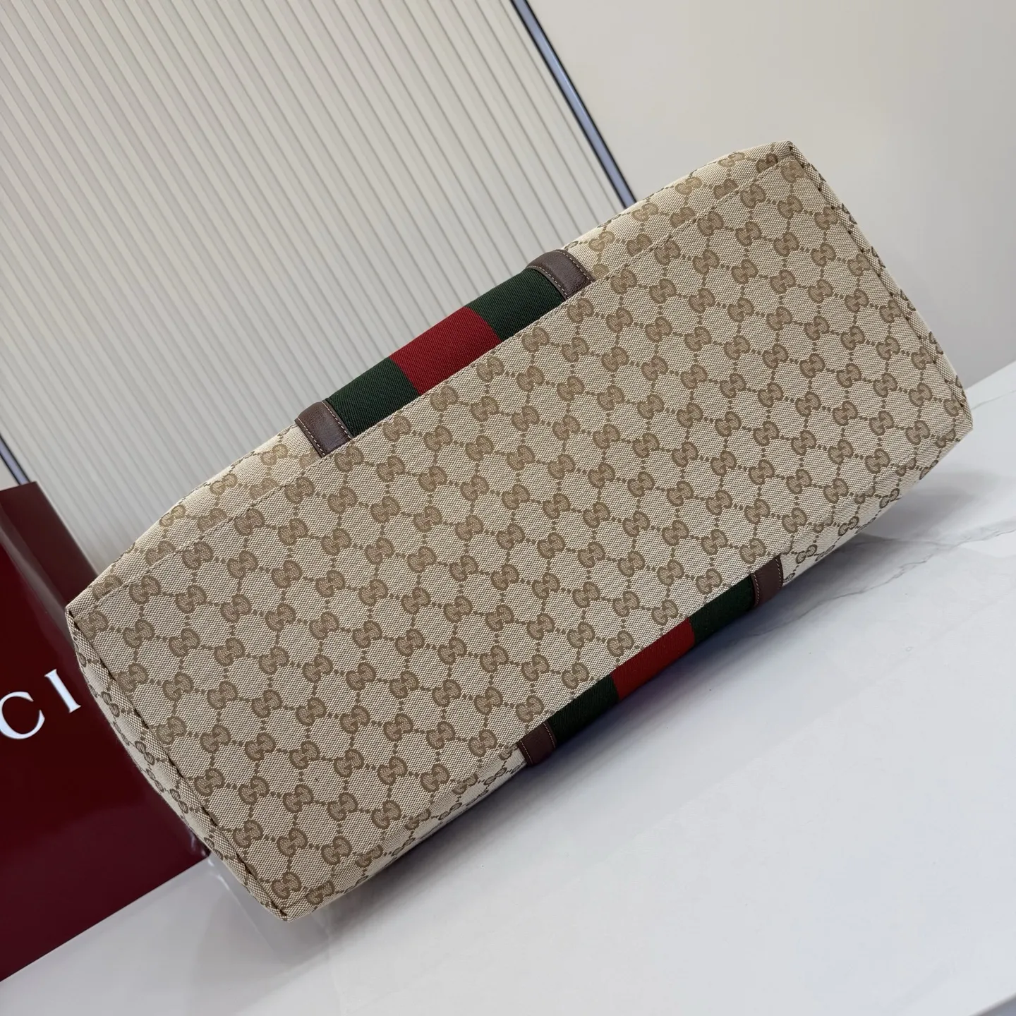 p630。‼️Generation Gucci系列深入探索品牌典藏元素，将不同年代的设计融合成一种美学叙事。GG涂层帆布搭配织带，为精致廓形增添品牌标识性元素，例如这款旅行包，提升日常使用体验。 沙色和深棕色GG涂层帆布 棕色皮革滚边 金色调配件 织带 棕色棉布衬里 型号：874979。 尺寸：47厘米（宽）x45厘米（高）x19.8厘米（侧宽）。 颜色：杏布/棕色。