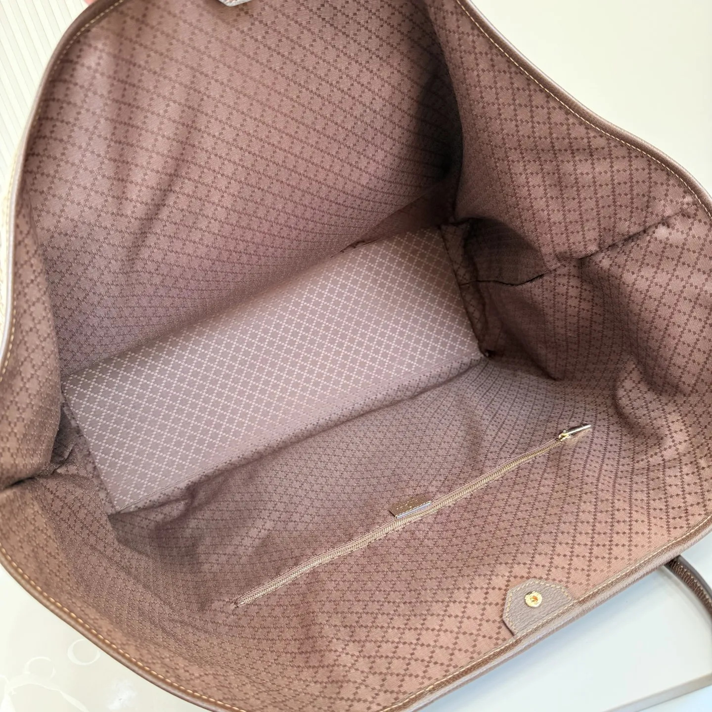 p630。‼️Generation Gucci系列深入探索品牌典藏元素，将不同年代的设计融合成一种美学叙事。GG涂层帆布搭配织带，为精致廓形增添品牌标识性元素，例如这款旅行包，提升日常使用体验。 沙色和深棕色GG涂层帆布 棕色皮革滚边 金色调配件 织带 棕色棉布衬里 型号：874979。 尺寸：47厘米（宽）x45厘米（高）x19.8厘米（侧宽）。 颜色：杏布/棕色。