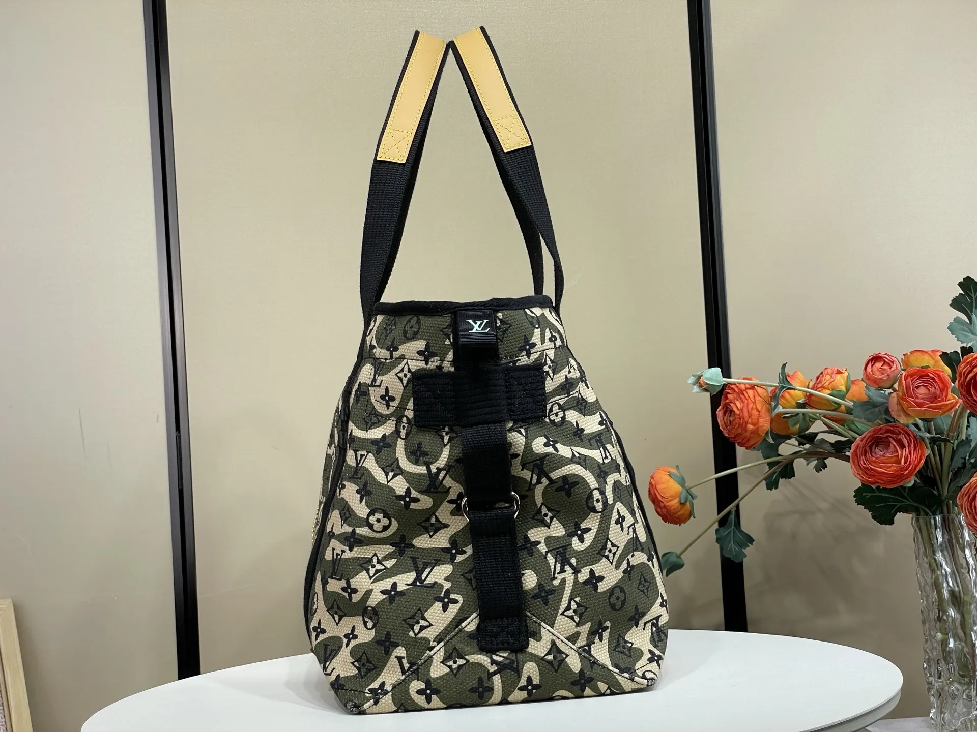 批700 顶级原单复刻独家实拍📷【LV &times;Takashi Tote 手袋 】m95783 迷彩/村上隆 村上隆手提单肩包购物袋 LV &times;Takashi Tote 手袋 陈冠希同款 Monogram 帆布系列为路易！威登与村上隆最新的瞩目新作，用迷彩图案重新设计了Monogram帆布，内部空间宽敞设计，使你享受自然和时尚感。 尺寸：50 &times; 33 &times; 16 cm