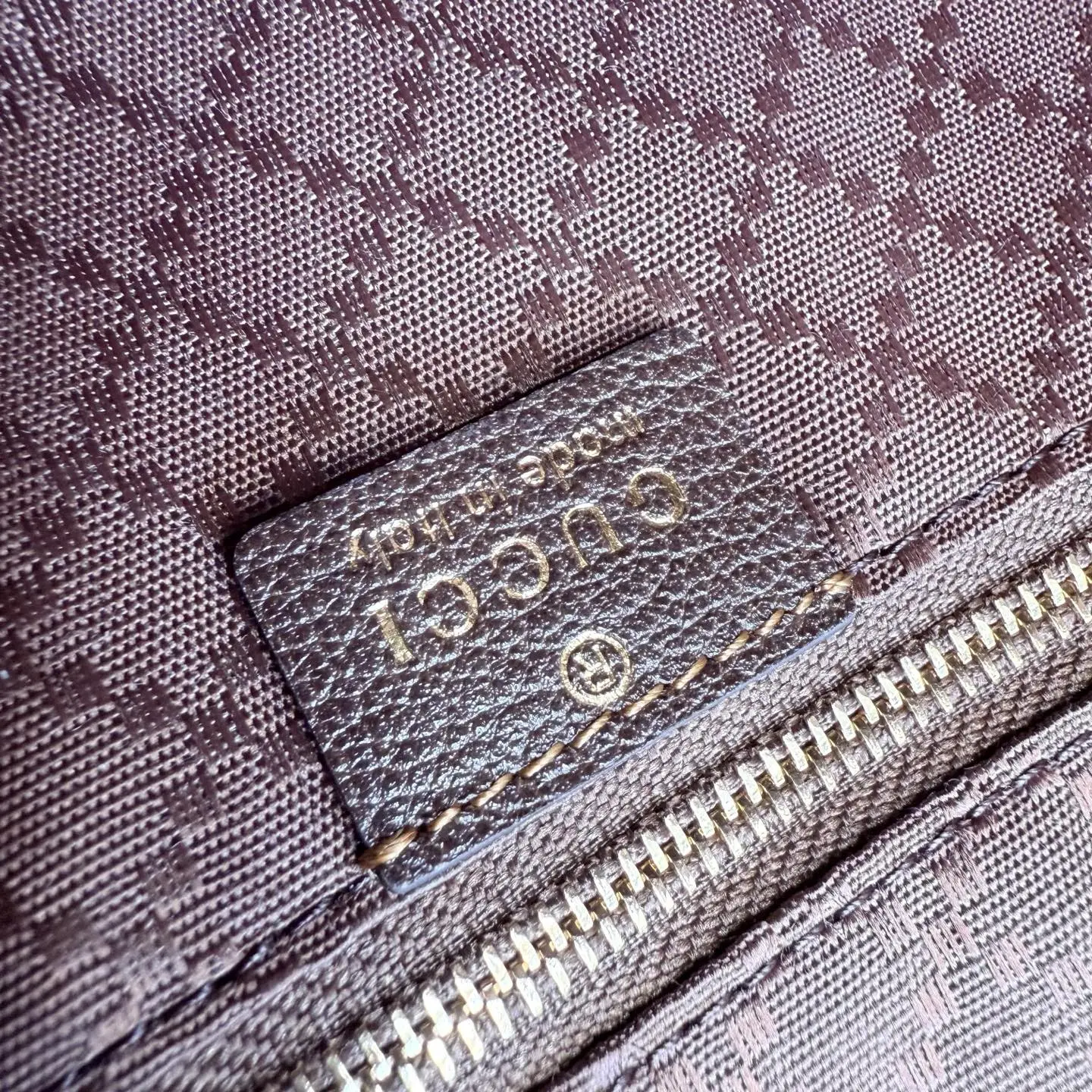 p630。‼️Generation Gucci系列深入探索品牌典藏元素,将不同年代的设计融合成一种美学叙事。GG涂层帆布搭配织带,为精致廓形增添品牌标识性元素,例如这款旅行包,提升日常使用体验。 沙色和深棕色GG涂层帆布 棕色皮革滚边 金色调配件 织带 棕色棉布衬里 型号:874979。 尺寸:47厘米(宽)x45厘米(高)x19.8厘米(侧宽)。 颜色:杏布/棕色。