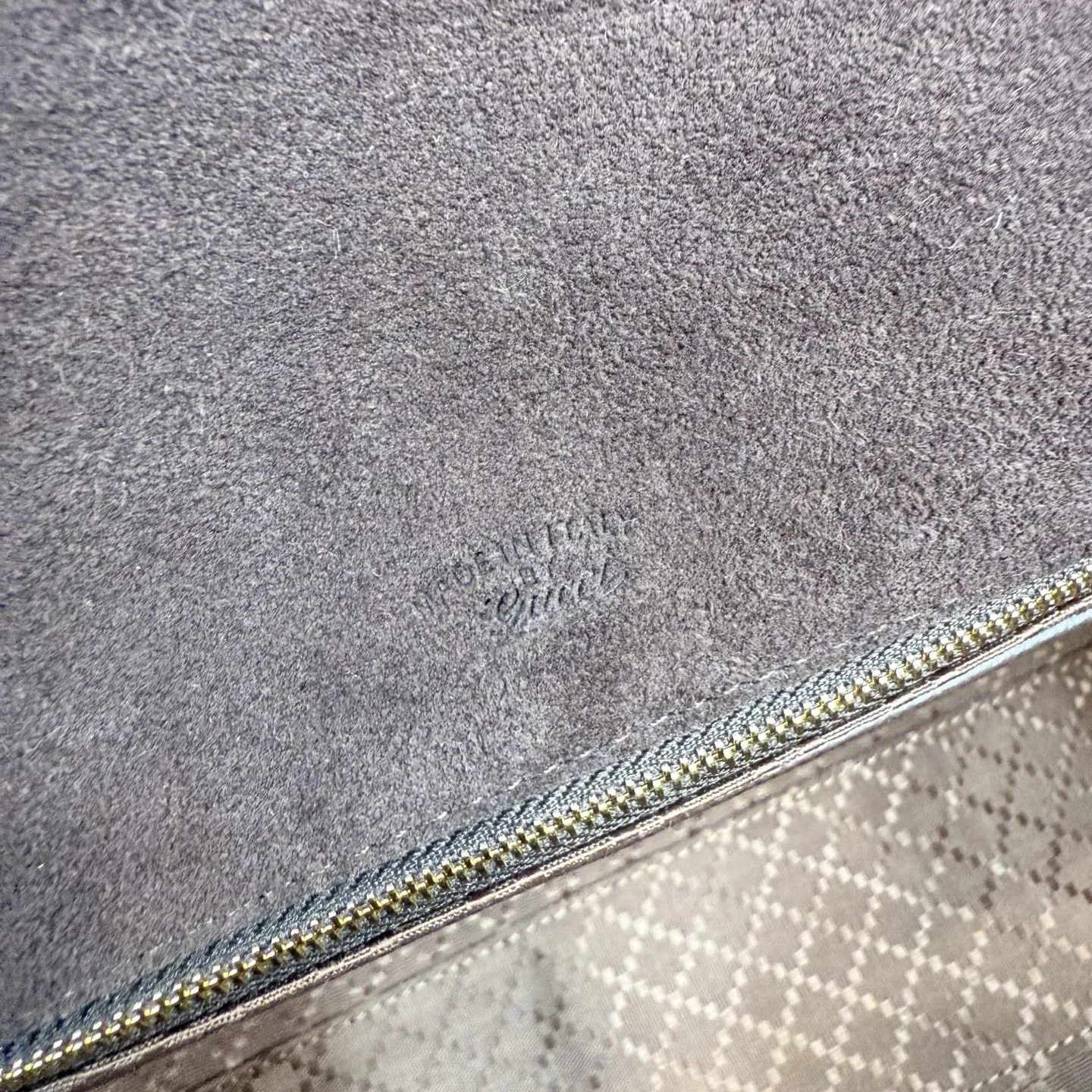 p710。【配全套包装】‼️Gucci Primavera系列通过融合创新与务实的愿景,确立了廓形、质地与材质的新语汇。这款Paparazzo系列手袋以时尚、挺括的廓形为特征,配有品牌标识性的条纹织带。翻盖隐藏磁扣闭合,安全固定内部物品,单根顶部提手和可拆卸皮革肩带设计,提供多样化的佩戴方式。 深棕色软皮 金色调配件 深棕色帆布衬里,饰钻石菱格纹图案 马衔扣 饰按扣开合 内部:1个拉链口袋,1个开口口袋 手柄垂直高度:17厘米 可拆卸和可调节皮革肩带长度:42 - 54厘米;长度:93 - 112厘米 磁扣开合 型号:875018。 尺寸:30厘米(宽)x 21厘米(高)x 12厘米(深) 重量:约685克 颜色:深棕色/磨砂。 意大利创作