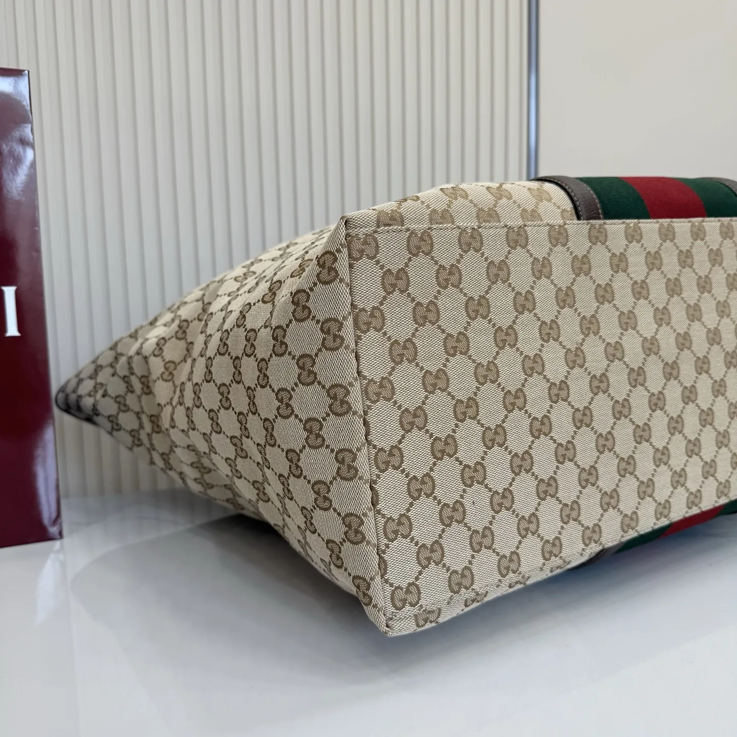 p630。‼️Generation Gucci系列深入探索品牌典藏元素，将不同年代的设计融合成一种美学叙事。GG涂层帆布搭配织带，为精致廓形增添品牌标识性元素，例如这款旅行包，提升日常使用体验。 沙色和深棕色GG涂层帆布 棕色皮革滚边 金色调配件 织带 棕色棉布衬里 型号：874979。 尺寸：47厘米（宽）x45厘米（高）x19.8厘米（侧宽）。 颜色：杏布/棕色。