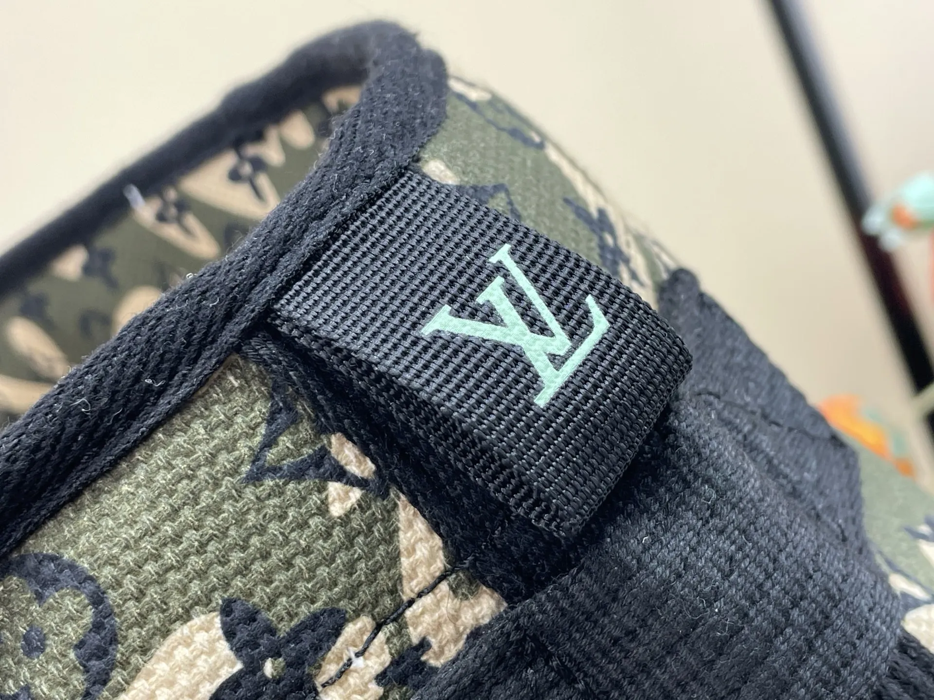 批700 顶级原单复刻独家实拍📷【LV ×Takashi Tote 手袋 】m95783 迷彩/村上隆 村上隆手提单肩包购物袋 LV ×Takashi Tote 手袋 陈冠希同款 Monogram 帆布系列为路易!威登与村上隆最新的瞩目新作,用迷彩图案重新设计了Monogram帆布,内部空间宽敞设计,使你享受自然和时尚感。 尺寸:50 × 33 × 16 cm