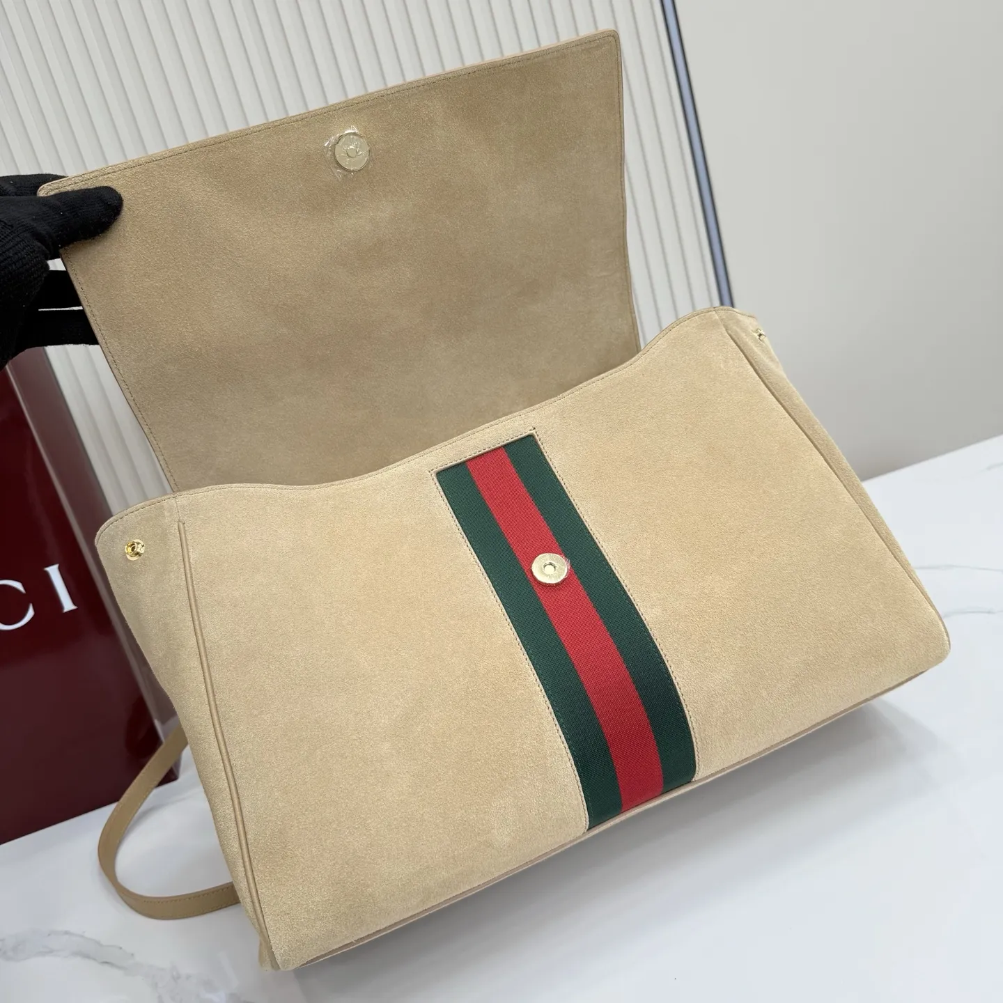 p790。【配全套包装】‼️Generation Gucci古驰世代系列深入探索品牌的典藏元素，将不同世代的设计融合为统一的美学叙事。这款款式以手提包设计向品牌标志性的马衔扣元素致敬，柔软的绒面皮革呈现精致的配色。 沙色柔软绒面材质 沙色皮革滚边 金色调配件 沙色帆布衬里，饰Diamante图案 马衔扣、织带和皮革标牌，带有&ldquo;Made in Italy Gucci&rdquo;标志 饰按扣 内部：1个拉链口袋，1个开口口袋 手柄垂直高度：18-24.5厘米 可拆卸和可调节皮革肩带下垂长度：51 - 55厘米； 磁扣开合 型号：875019。 尺寸：37厘米（宽）x 29厘米（高）x 13厘米（深） 重量：约825克 颜色：杏色/绒皮。 意大利创作