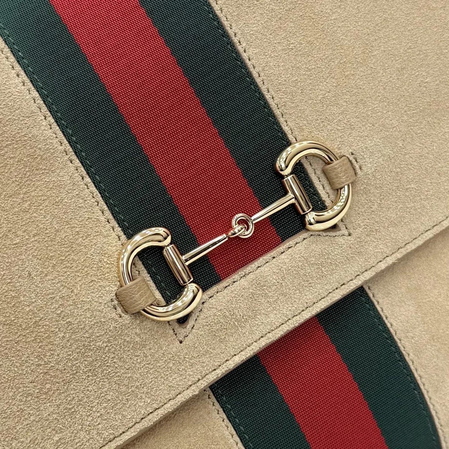 p790。【配全套包装】‼️Generation Gucci古驰世代系列深入探索品牌的典藏元素,将不同世代的设计融合为统一的美学叙事。这款款式以手提包设计向品牌标志性的马衔扣元素致敬,柔软的绒面皮革呈现精致的配色。 沙色柔软绒面材质 沙色皮革滚边 金色调配件 沙色帆布衬里,饰Diamante图案 马衔扣、织带和皮革标牌,带有“Made in Italy Gucci”标志 饰按扣 内部:1个拉链口袋,1个开口口袋 手柄垂直高度:18-24.5厘米 可拆卸和可调节皮革肩带下垂长度:51 - 55厘米; 磁扣开合 型号:875019。 尺寸:37厘米(宽)x 29厘米(高)x 13厘米(深) 重量:约825克 颜色:杏色/绒皮。 意大利创作