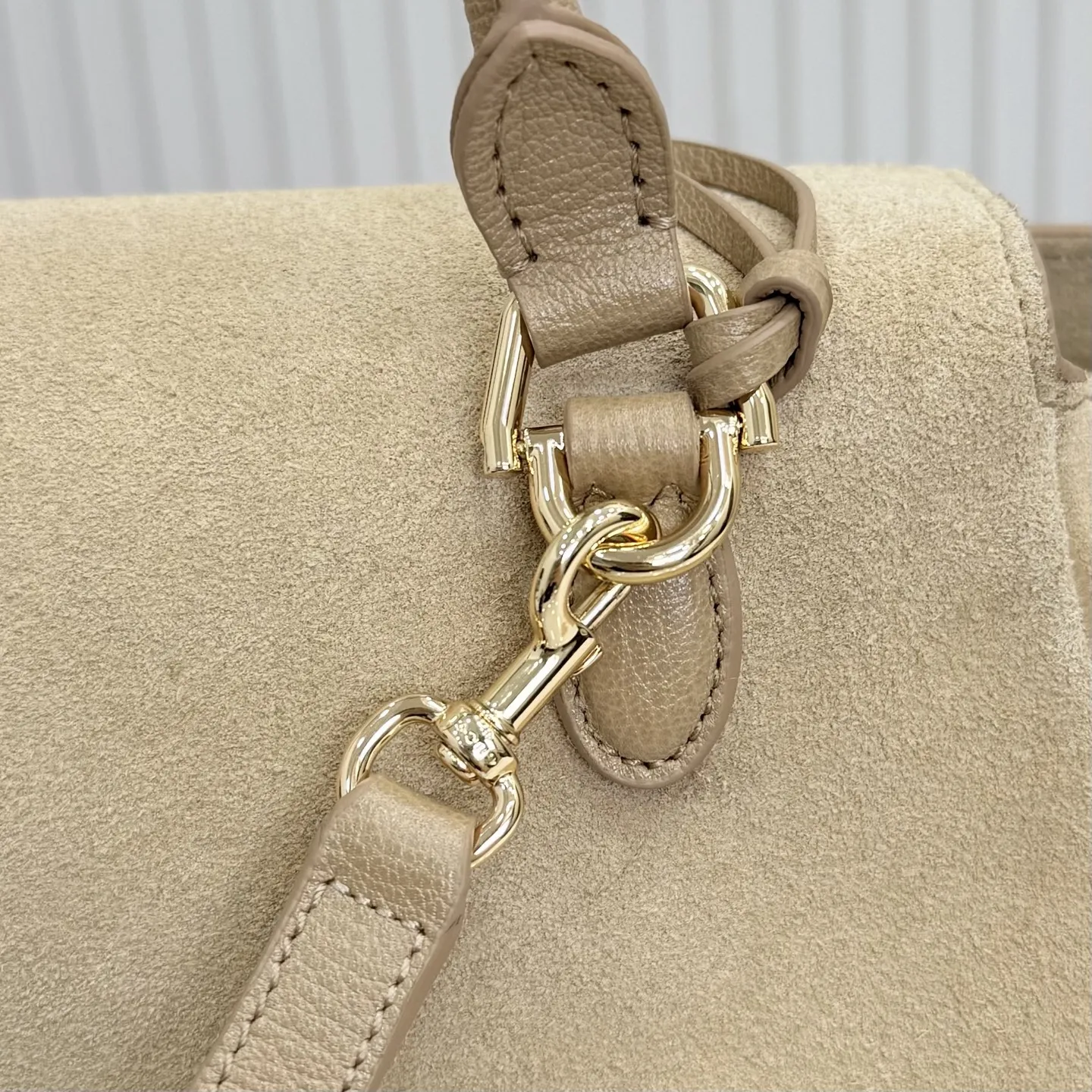 p790。【配全套包装】‼️Generation Gucci古驰世代系列深入探索品牌的典藏元素，将不同世代的设计融合为统一的美学叙事。这款款式以手提包设计向品牌标志性的马衔扣元素致敬，柔软的绒面皮革呈现精致的配色。 沙色柔软绒面材质 沙色皮革滚边 金色调配件 沙色帆布衬里，饰Diamante图案 马衔扣、织带和皮革标牌，带有&ldquo;Made in Italy Gucci&rdquo;标志 饰按扣 内部：1个拉链口袋，1个开口口袋 手柄垂直高度：18-24.5厘米 可拆卸和可调节皮革肩带下垂长度：51 - 55厘米； 磁扣开合 型号：875019。 尺寸：37厘米（宽）x 29厘米（高）x 13厘米（深） 重量：约825克 颜色：杏色/绒皮。 意大利创作