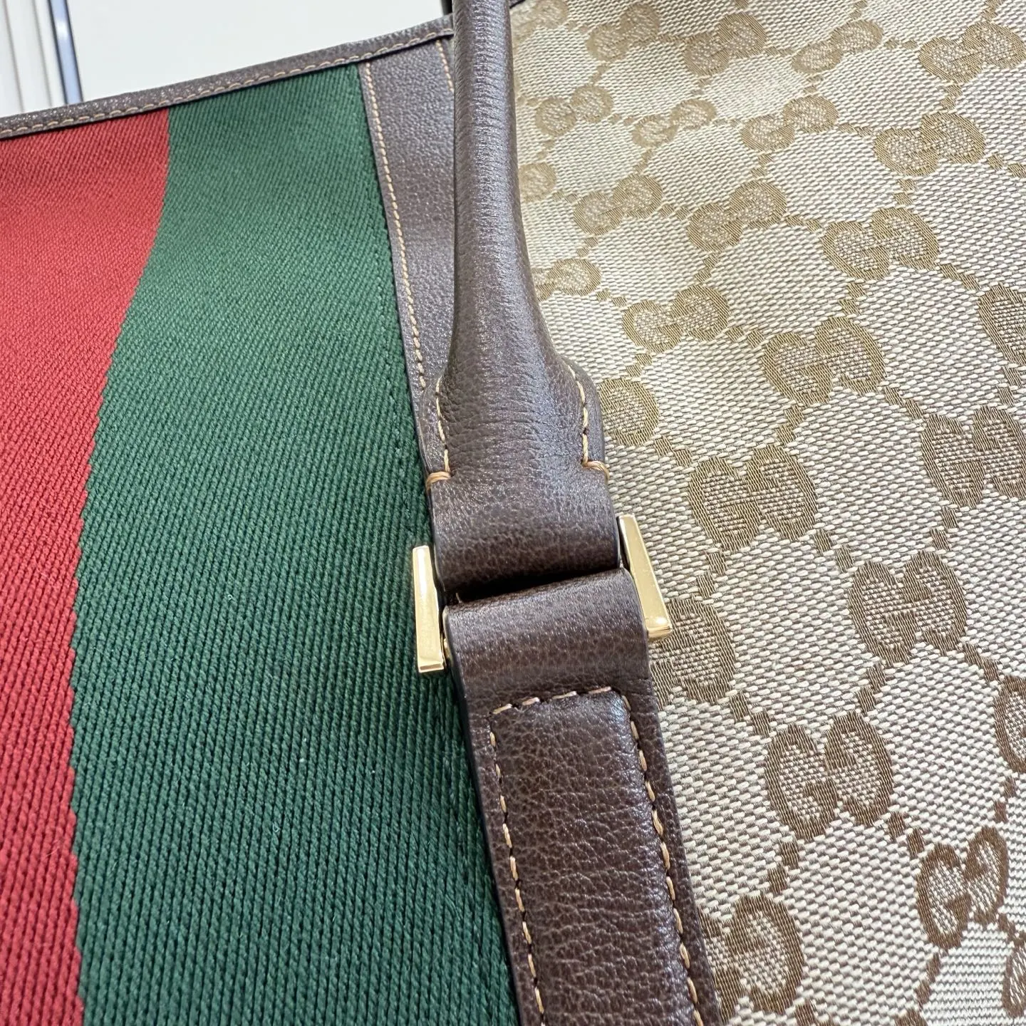 p630。‼️Generation Gucci系列深入探索品牌典藏元素,将不同年代的设计融合成一种美学叙事。GG涂层帆布搭配织带,为精致廓形增添品牌标识性元素,例如这款旅行包,提升日常使用体验。 沙色和深棕色GG涂层帆布 棕色皮革滚边 金色调配件 织带 棕色棉布衬里 型号:874979。 尺寸:47厘米(宽)x45厘米(高)x19.8厘米(侧宽)。 颜色:杏布/棕色。
