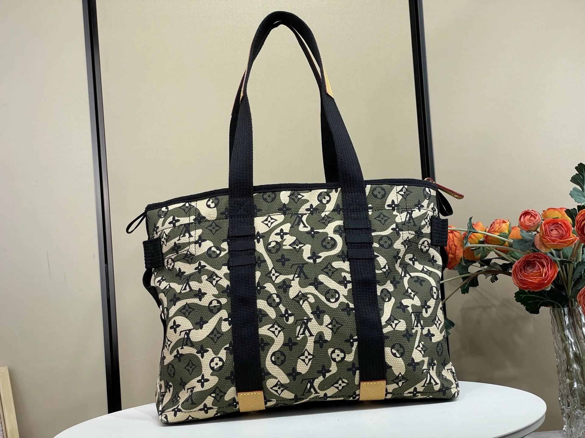 批700 顶级原单复刻独家实拍📷【LV &times;Takashi Tote 手袋 】m95783 迷彩/村上隆 村上隆手提单肩包购物袋 LV &times;Takashi Tote 手袋 陈冠希同款 Monogram 帆布系列为路易！威登与村上隆最新的瞩目新作，用迷彩图案重新设计了Monogram帆布，内部空间宽敞设计，使你享受自然和时尚感。 尺寸：50 &times; 33 &times; 16 cm