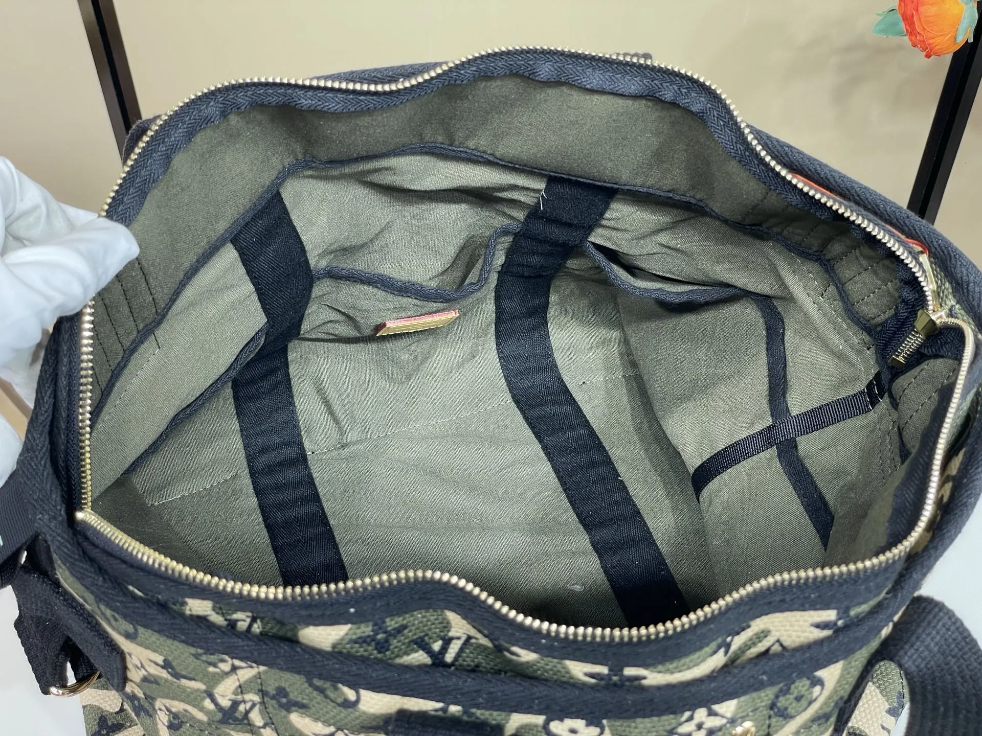 批700 顶级原单复刻独家实拍📷【LV ×Takashi Tote 手袋 】m95783 迷彩/村上隆 村上隆手提单肩包购物袋 LV ×Takashi Tote 手袋 陈冠希同款 Monogram 帆布系列为路易!威登与村上隆最新的瞩目新作,用迷彩图案重新设计了Monogram帆布,内部空间宽敞设计,使你享受自然和时尚感。 尺寸:50 × 33 × 16 cm