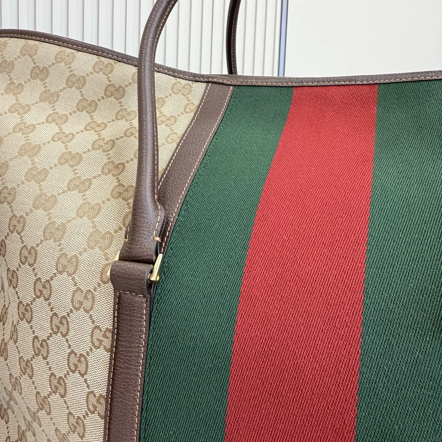 p630。‼️Generation Gucci系列深入探索品牌典藏元素，将不同年代的设计融合成一种美学叙事。GG涂层帆布搭配织带，为精致廓形增添品牌标识性元素，例如这款旅行包，提升日常使用体验。 沙色和深棕色GG涂层帆布 棕色皮革滚边 金色调配件 织带 棕色棉布衬里 型号：874979。 尺寸：47厘米（宽）x45厘米（高）x19.8厘米（侧宽）。 颜色：杏布/棕色。