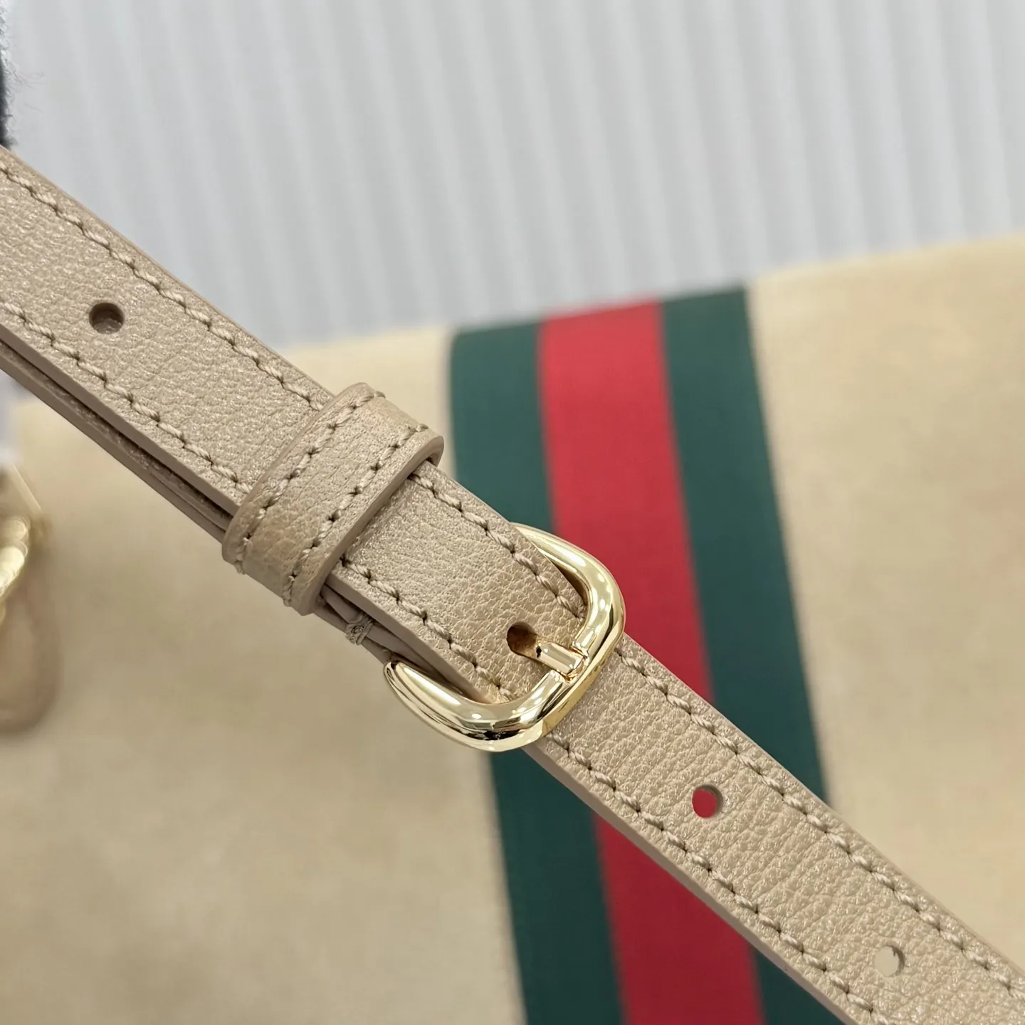 p790。【配全套包装】‼️Generation Gucci古驰世代系列深入探索品牌的典藏元素，将不同世代的设计融合为统一的美学叙事。这款款式以手提包设计向品牌标志性的马衔扣元素致敬，柔软的绒面皮革呈现精致的配色。 沙色柔软绒面材质 沙色皮革滚边 金色调配件 沙色帆布衬里，饰Diamante图案 马衔扣、织带和皮革标牌，带有&ldquo;Made in Italy Gucci&rdquo;标志 饰按扣 内部：1个拉链口袋，1个开口口袋 手柄垂直高度：18-24.5厘米 可拆卸和可调节皮革肩带下垂长度：51 - 55厘米； 磁扣开合 型号：875019。 尺寸：37厘米（宽）x 29厘米（高）x 13厘米（深） 重量：约825克 颜色：杏色/绒皮。 意大利创作