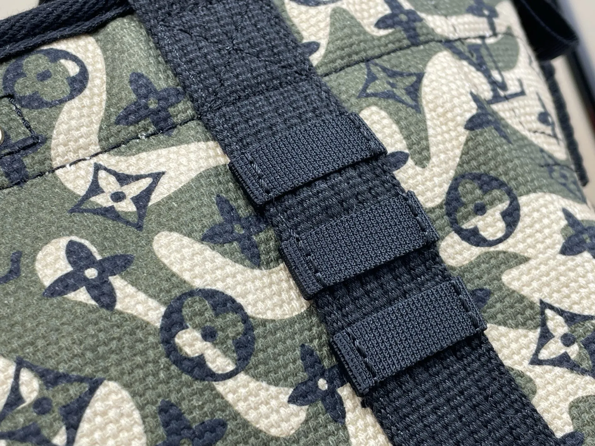 批700 顶级原单复刻独家实拍📷【LV ×Takashi Tote 手袋 】m95783 迷彩/村上隆 村上隆手提单肩包购物袋 LV ×Takashi Tote 手袋 陈冠希同款 Monogram 帆布系列为路易!威登与村上隆最新的瞩目新作,用迷彩图案重新设计了Monogram帆布,内部空间宽敞设计,使你享受自然和时尚感。 尺寸:50 × 33 × 16 cm