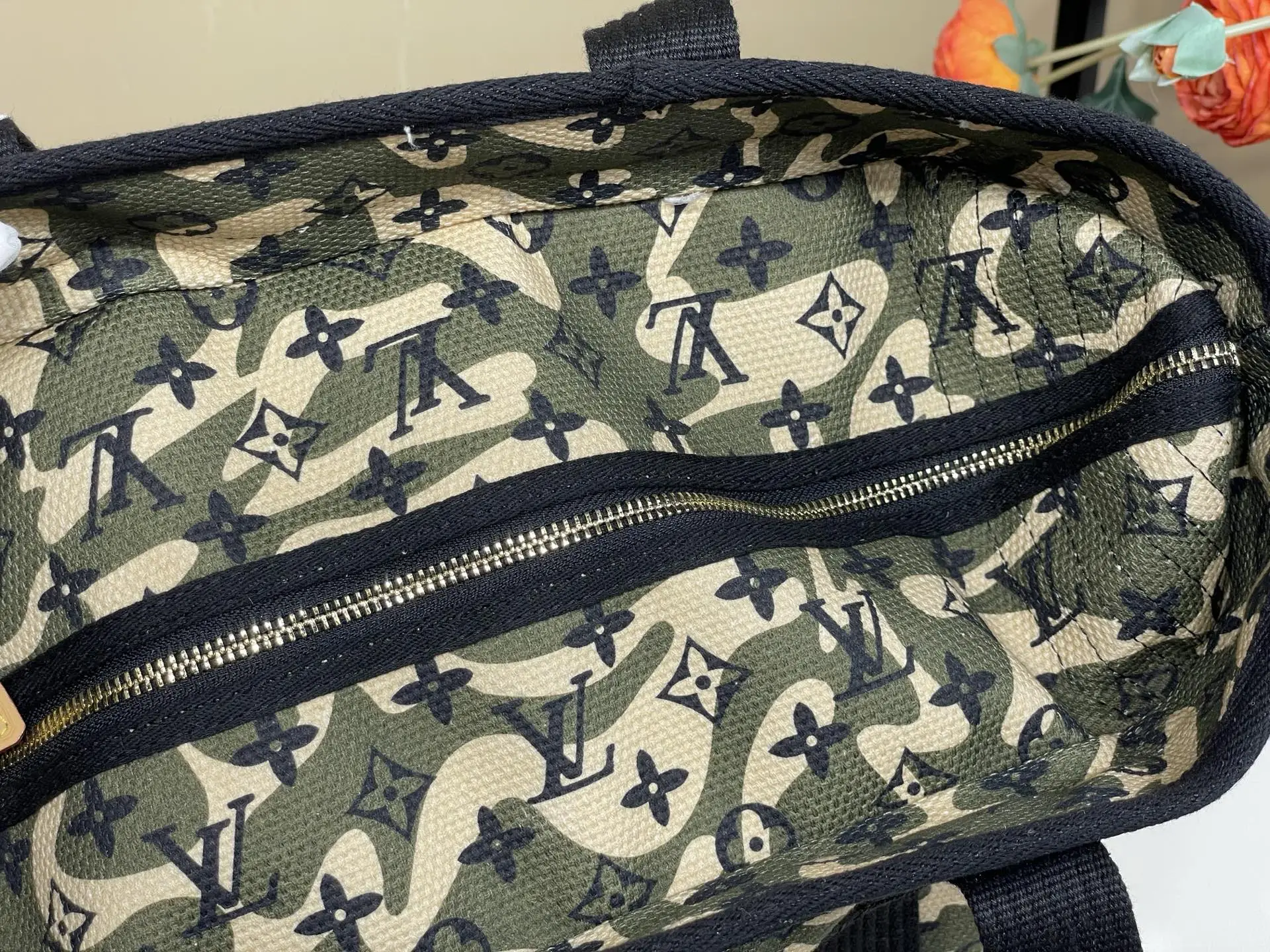 批700 顶级原单复刻独家实拍📷【LV ×Takashi Tote 手袋 】m95783 迷彩/村上隆 村上隆手提单肩包购物袋 LV ×Takashi Tote 手袋 陈冠希同款 Monogram 帆布系列为路易!威登与村上隆最新的瞩目新作,用迷彩图案重新设计了Monogram帆布,内部空间宽敞设计,使你享受自然和时尚感。 尺寸:50 × 33 × 16 cm