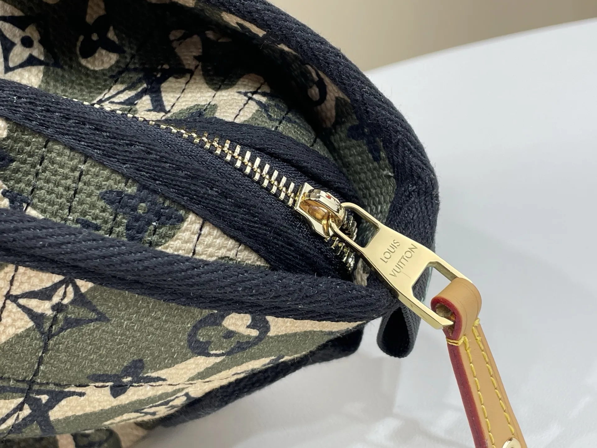 批700 顶级原单复刻独家实拍📷【LV ×Takashi Tote 手袋 】m95783 迷彩/村上隆 村上隆手提单肩包购物袋 LV ×Takashi Tote 手袋 陈冠希同款 Monogram 帆布系列为路易!威登与村上隆最新的瞩目新作,用迷彩图案重新设计了Monogram帆布,内部空间宽敞设计,使你享受自然和时尚感。 尺寸:50 × 33 × 16 cm