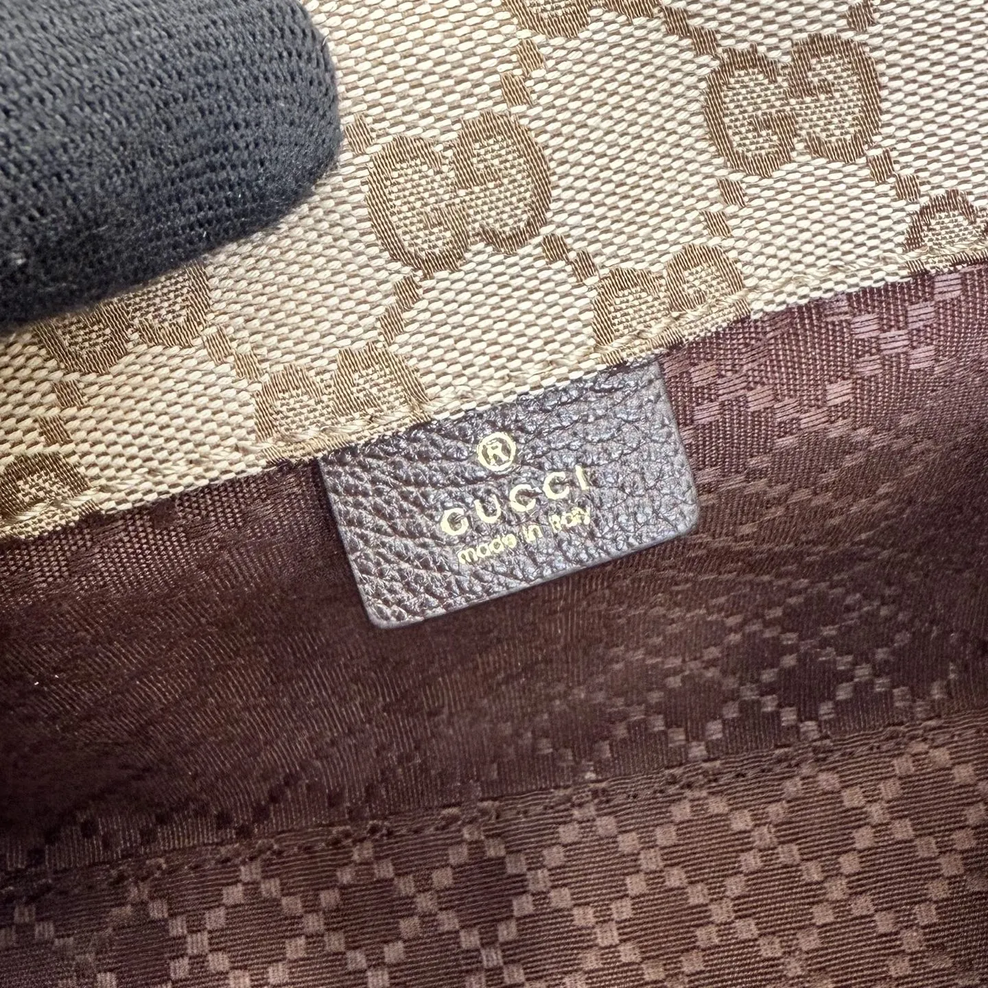 p440。【配全套包装】‼️Gucci Primavera系列通过融合创新与务实的愿景,确立了廓形、质地与材质的新语汇。这款托特包设计用于携带日常随身物品,配有顶部提手,也可斜挎背携。皮革滚边和双G吊坠,增添品牌标识性元素。 沙色和深棕色GG帆布 棕色皮革滚边 金色调配件 棕色帆布衬里,饰钻石菱格纹图案 双G吊坠 手柄垂直高度:12厘米 可拆卸和可调节皮革肩带下垂长度:55厘米 型号:A006WK。 尺寸:20厘米(宽)x 14厘米(高)x 8.5厘米(深) 重量:约188克 颜色:浅杏色/棕色。 意大利创作