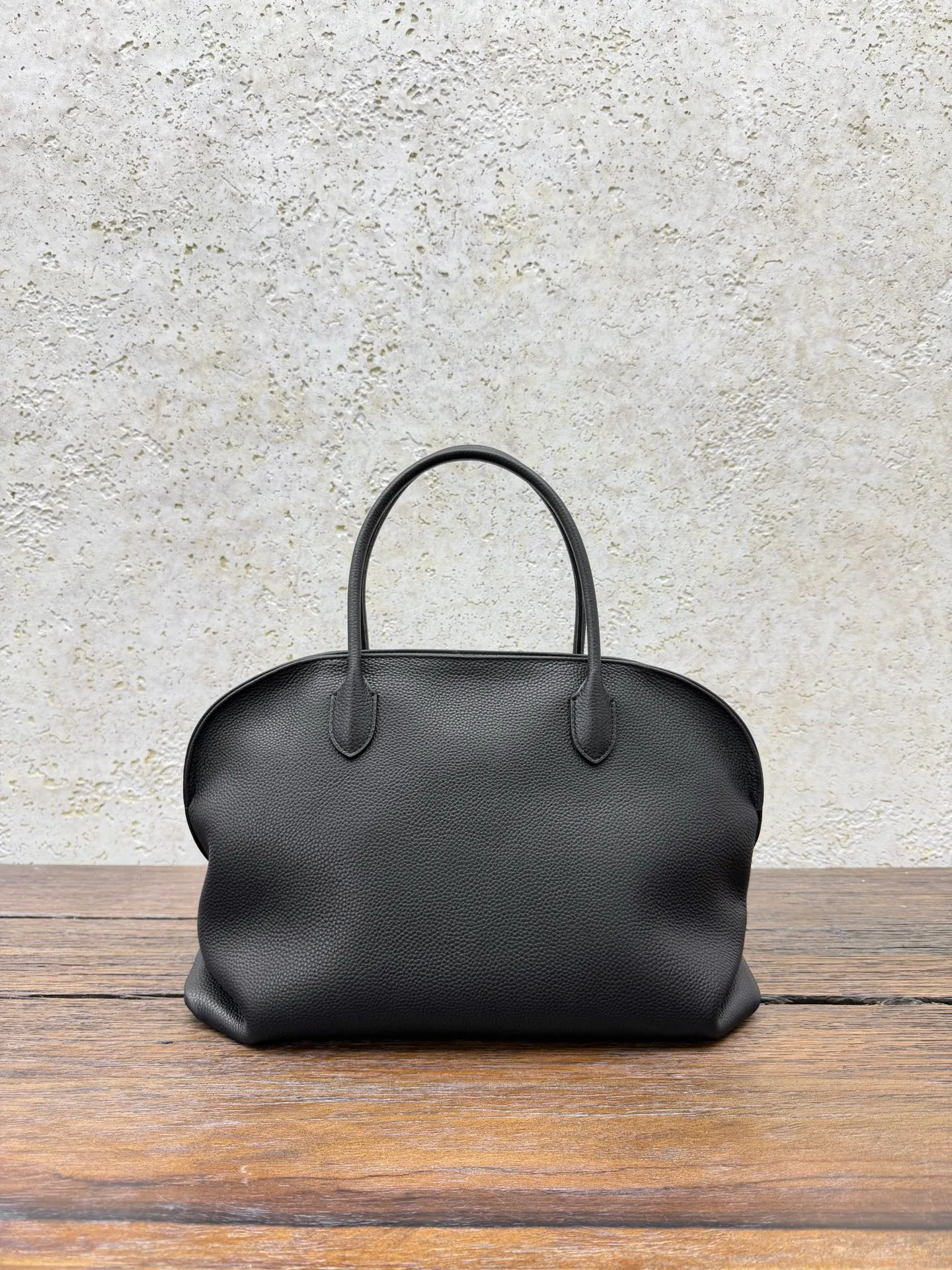 新➕中号｛荔枝纹/黑色｝出 𝙏𝙝𝙚 𝙍𝙤𝙬 𝘼𝙜𝙣𝙚𝙨 15保龄球包&middot; Agnes保龄球包，外荔枝纹牛皮＋羊皮内衬质感柔软细腻，自然褶皱纹理超有辨识度，深棕色低调优雅，黑色经典高级，贝壳包型+手提设计，简约又实用iPad、折叠伞、化妆包都能装下，内部分层收纳超方便，极简即高级是TR的经典代表，真的很爱! 款号：1737 中号尺寸：底长39&times;宽12&times;高25cmP988128