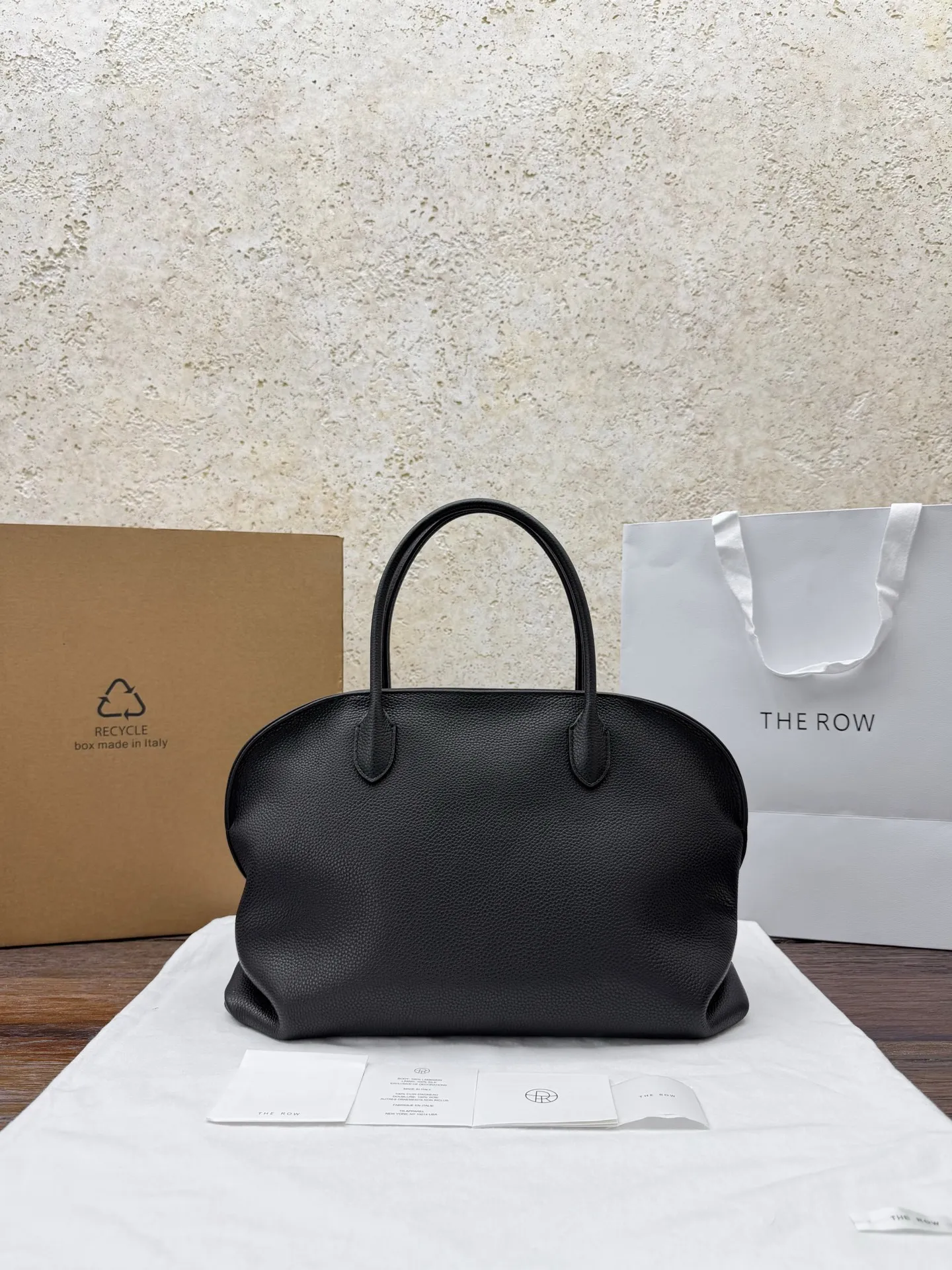 新➕中号｛荔枝纹/黑色｝出 𝙏𝙝𝙚 𝙍𝙤𝙬 𝘼𝙜𝙣𝙚𝙨 15保龄球包&middot; Agnes保龄球包，外荔枝纹牛皮＋羊皮内衬质感柔软细腻，自然褶皱纹理超有辨识度，深棕色低调优雅，黑色经典高级，贝壳包型+手提设计，简约又实用iPad、折叠伞、化妆包都能装下，内部分层收纳超方便，极简即高级是TR的经典代表，真的很爱! 款号：1737 中号尺寸：底长39&times;宽12&times;高25cmP988128
