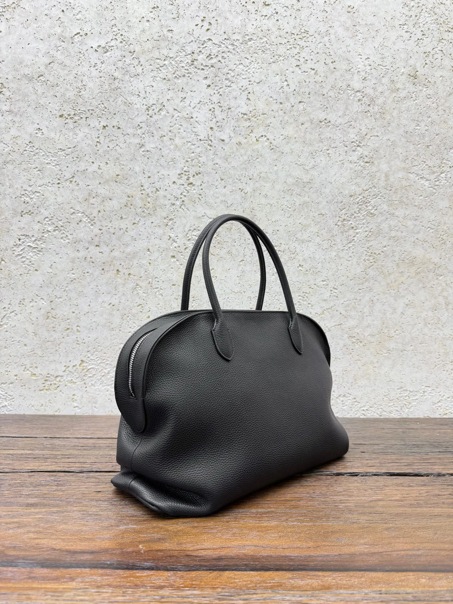 新➕中号｛荔枝纹/黑色｝出 𝙏𝙝𝙚 𝙍𝙤𝙬 𝘼𝙜𝙣𝙚𝙨 15保龄球包&middot; Agnes保龄球包，外荔枝纹牛皮＋羊皮内衬质感柔软细腻，自然褶皱纹理超有辨识度，深棕色低调优雅，黑色经典高级，贝壳包型+手提设计，简约又实用iPad、折叠伞、化妆包都能装下，内部分层收纳超方便，极简即高级是TR的经典代表，真的很爱! 款号：1737 中号尺寸：底长39&times;宽12&times;高25cmP988128
