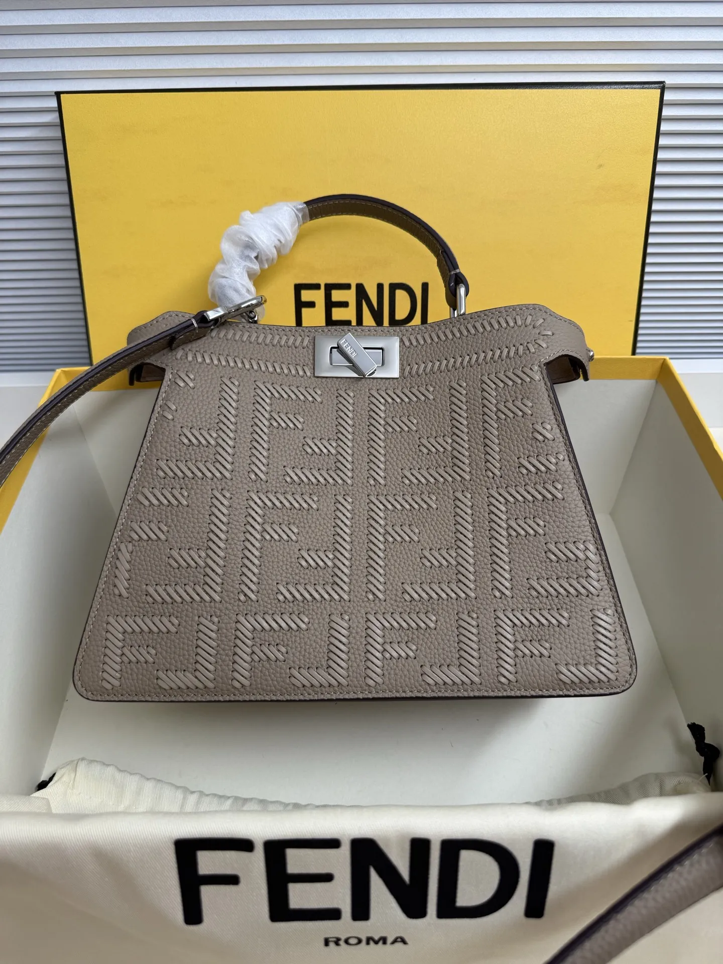 p920。🎶 peekaboo 全新系列 ISeeU petite 小牛皮手感超细腻，一面是手工编织的经典双F Logo✨另一面又是简约典雅的包面，一包两种风格，简约个性大方，实用又百搭。款号327编织 Size:27-11-20cm