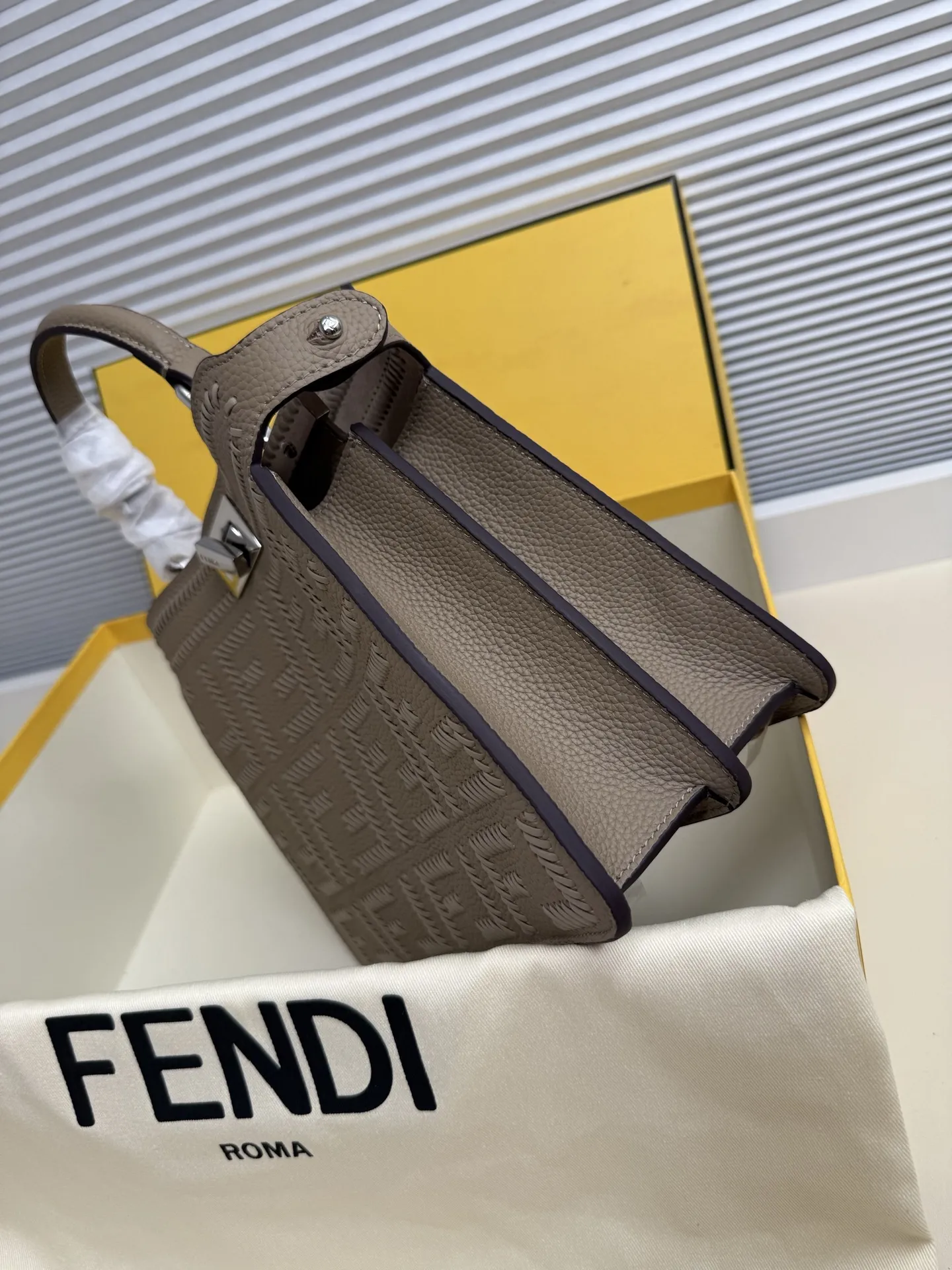 p920。🎶 peekaboo 全新系列 ISeeU petite 小牛皮手感超细腻，一面是手工编织的经典双F Logo✨另一面又是简约典雅的包面，一包两种风格，简约个性大方，实用又百搭。款号327编织 Size:27-11-20cm